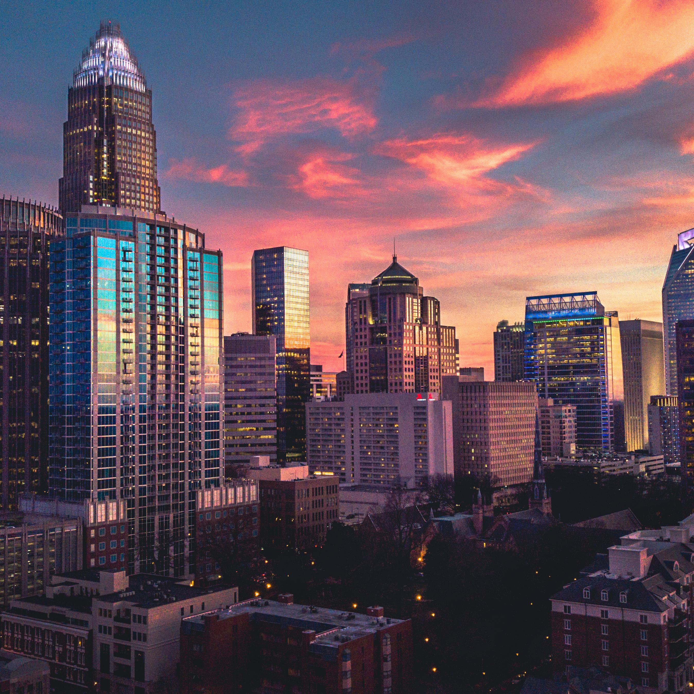 أفق مدينة كوين عند الغسق