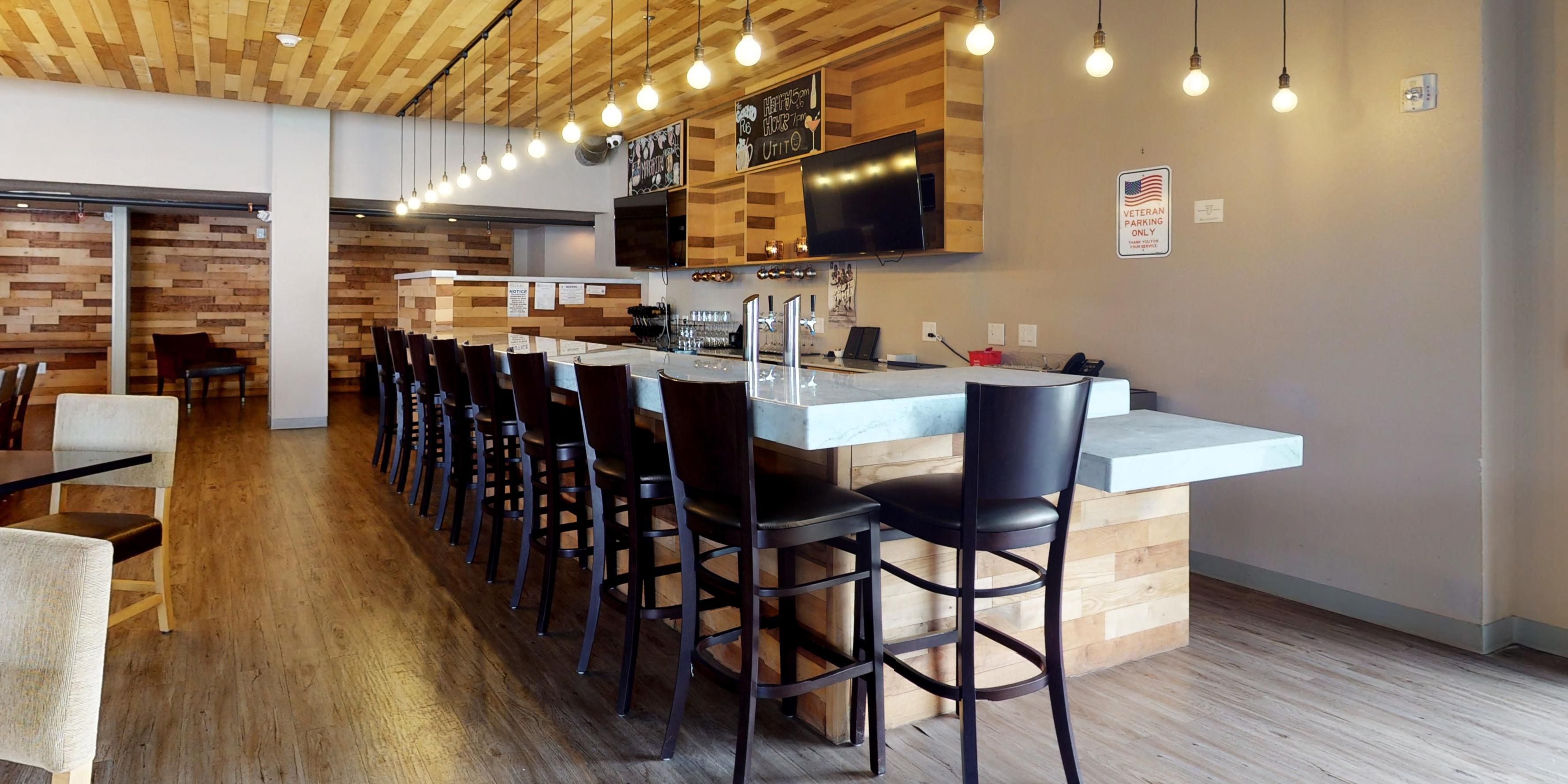 Disfrute de comidas y bebidas en nuestro restaurante y bar, The Lounge, con un toque industrial y moderno. Disfrute de la deliciosa cocina americana con cerveza artesanal, vino y cócteles exclusivos en nuestro ambiente relajado. Comience el día con un desayuno y un café y relájese por la noche con aperitivos y bebidas inspirados en Lone Star.