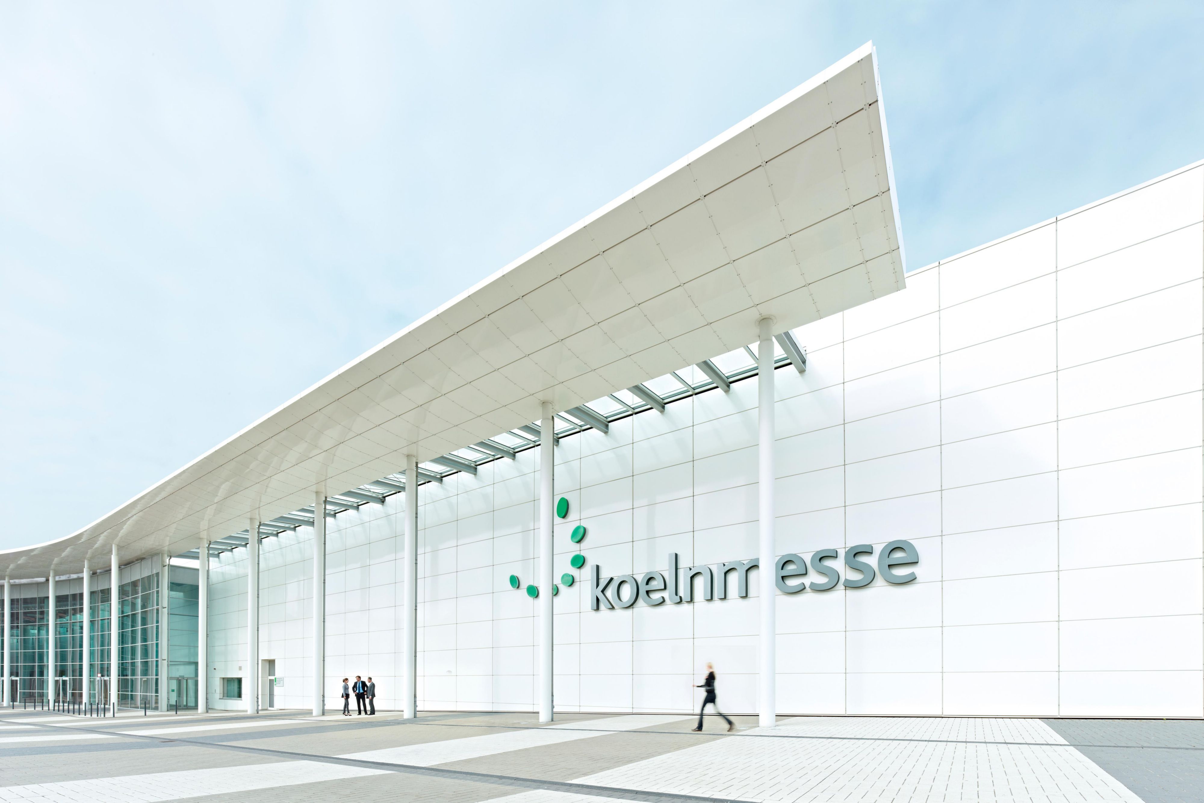 Looking for a smart alternative to Cologne during trade show season? Our hotel is conveniently located near the A3 and A59 – making your drive to Messe Köln quick and easy. Enjoy affordable rates, parking options, and a calm atmosphere away from the trade show rush.