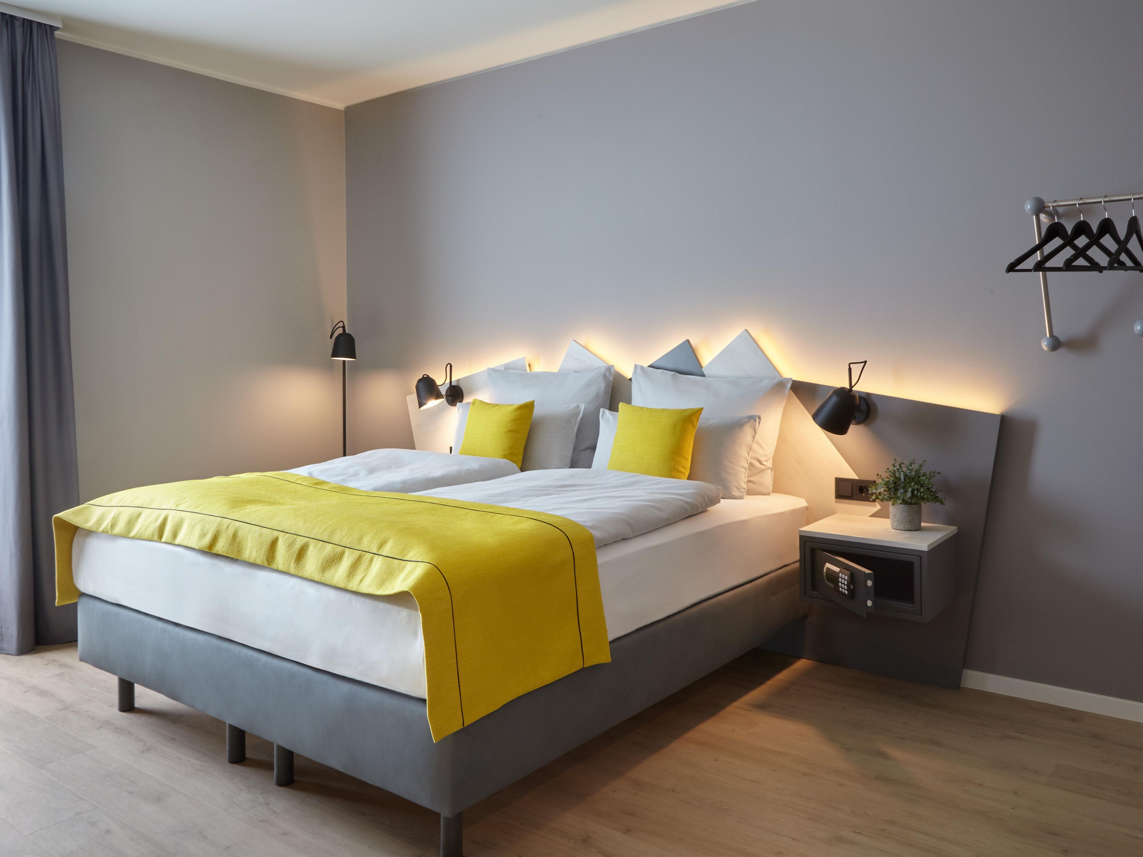Every room is equipped with individually adjustable air conditioning, ensuring a consistently pleasant atmosphere – day and night. Please note that, for added peace and quiet, the windows in all room categories are sealed.