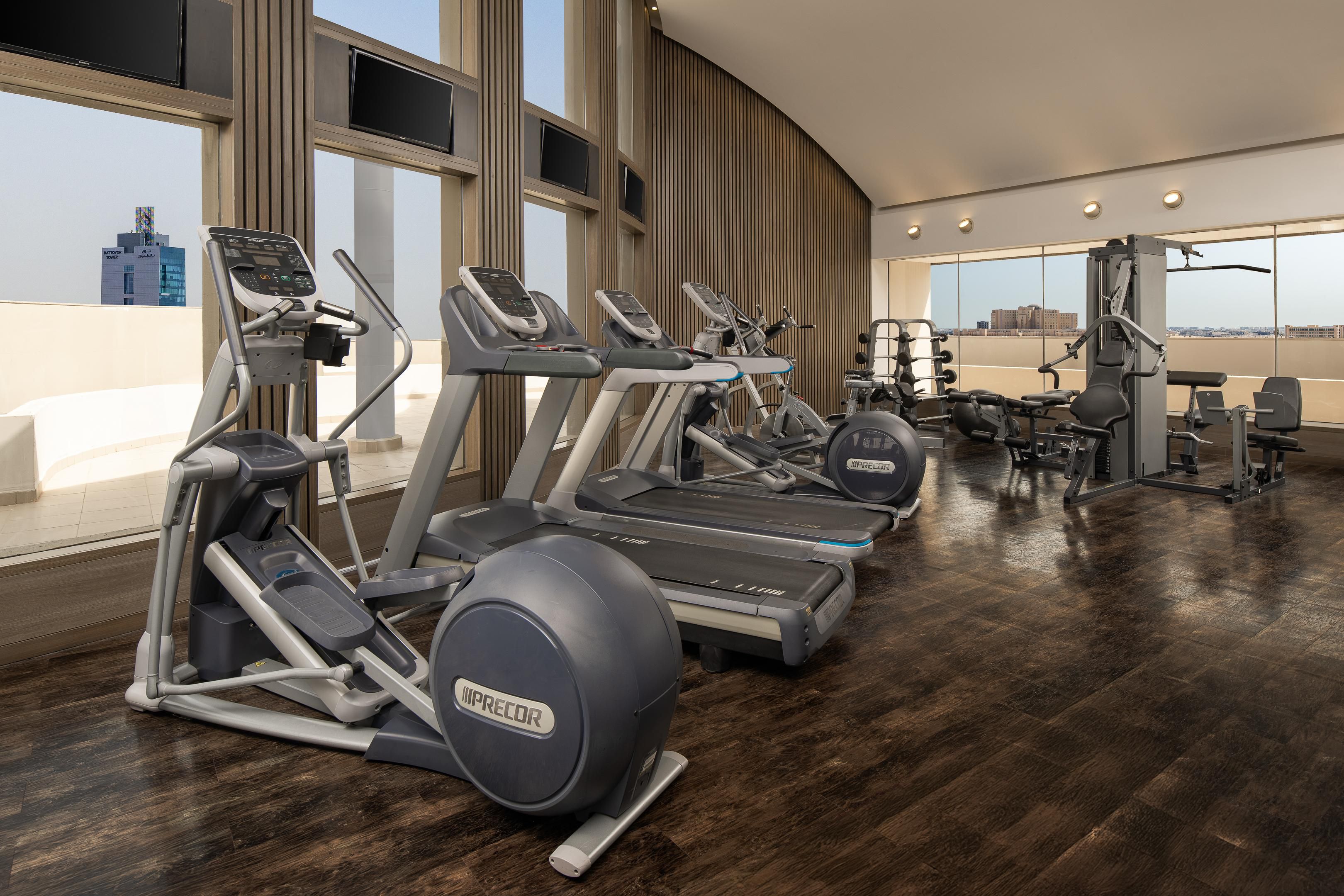 Unser Fitnessraum ist mit verschiedenen Trainingsgeräten und Hanteln ausgestattet und bietet alles, was Sie für ein erfolgreiches Training benötigen. Genießen Sie während des Trainings das natürliche Tageslicht und den atemberaubenden Panoramablick auf die Stadt Khobar. Die perfekte Umgebung, um fit und energiegeladen zu Aufenthalt