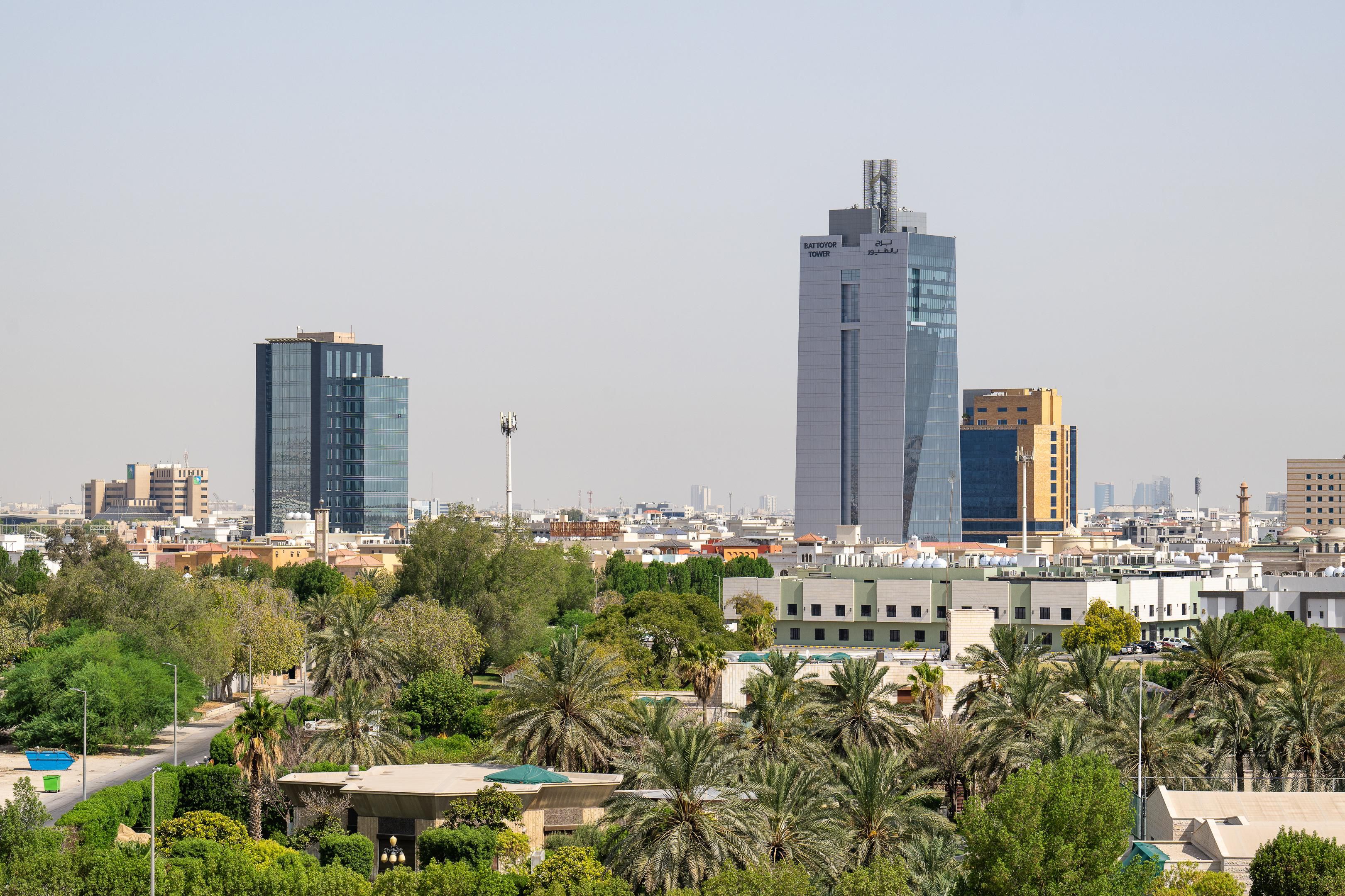 Dank der erstklassigen Lage unseres Hotels in der Ostprovinz Saudi-Arabiens ist es von verschiedenen Städten aus leicht zu erreichen. Der Flughafen Dammam ist nur eine kurze Autofahrt entfernt. Wenn Sie mit dem Auto anreisen, finden Sie bei uns ausreichend Parkplätze, sodass Sie stressfrei im Carlton Al Moaibed ankommen.