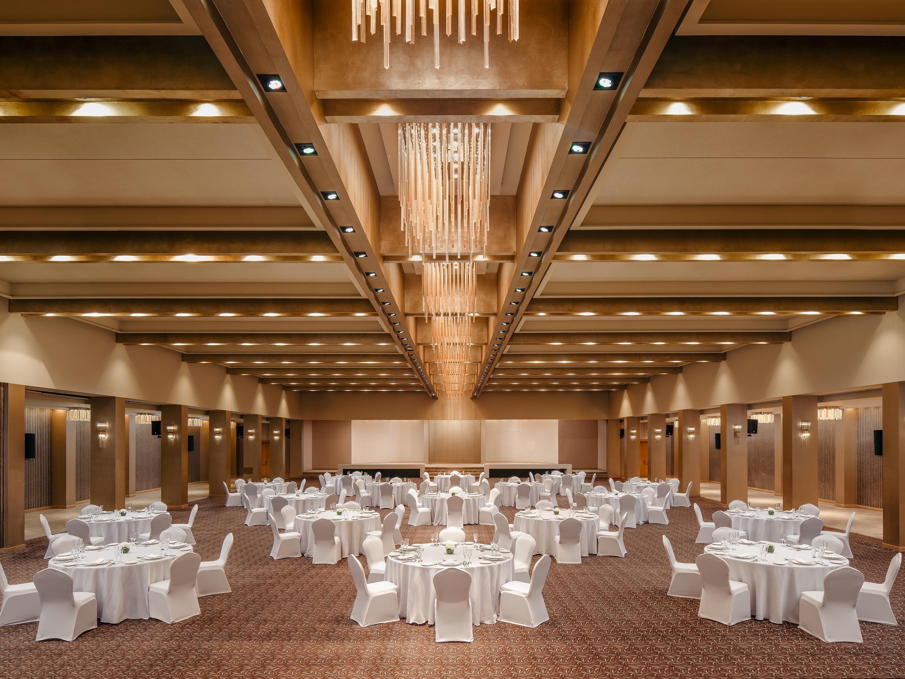 Transform your events in Khobar into memorable occasions with Carlton Al Moaibed’s catering services. With a wide selection of both sweet and savoury dishes, our talented chefs bring together the best of international and Middle Eastern cuisines. Exquisite flavours that make your event shine.