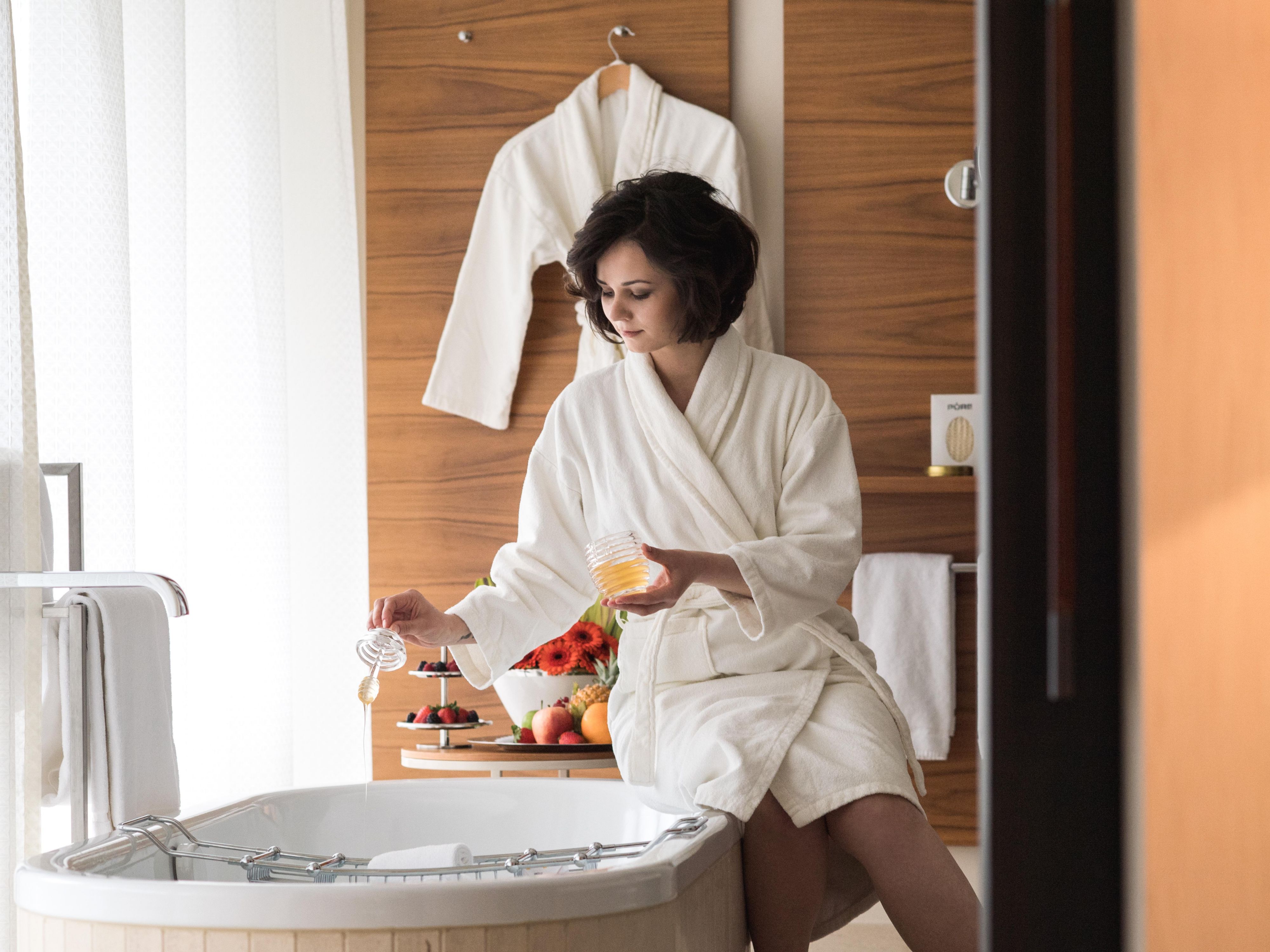 Free-standing bathtub with panoramic view