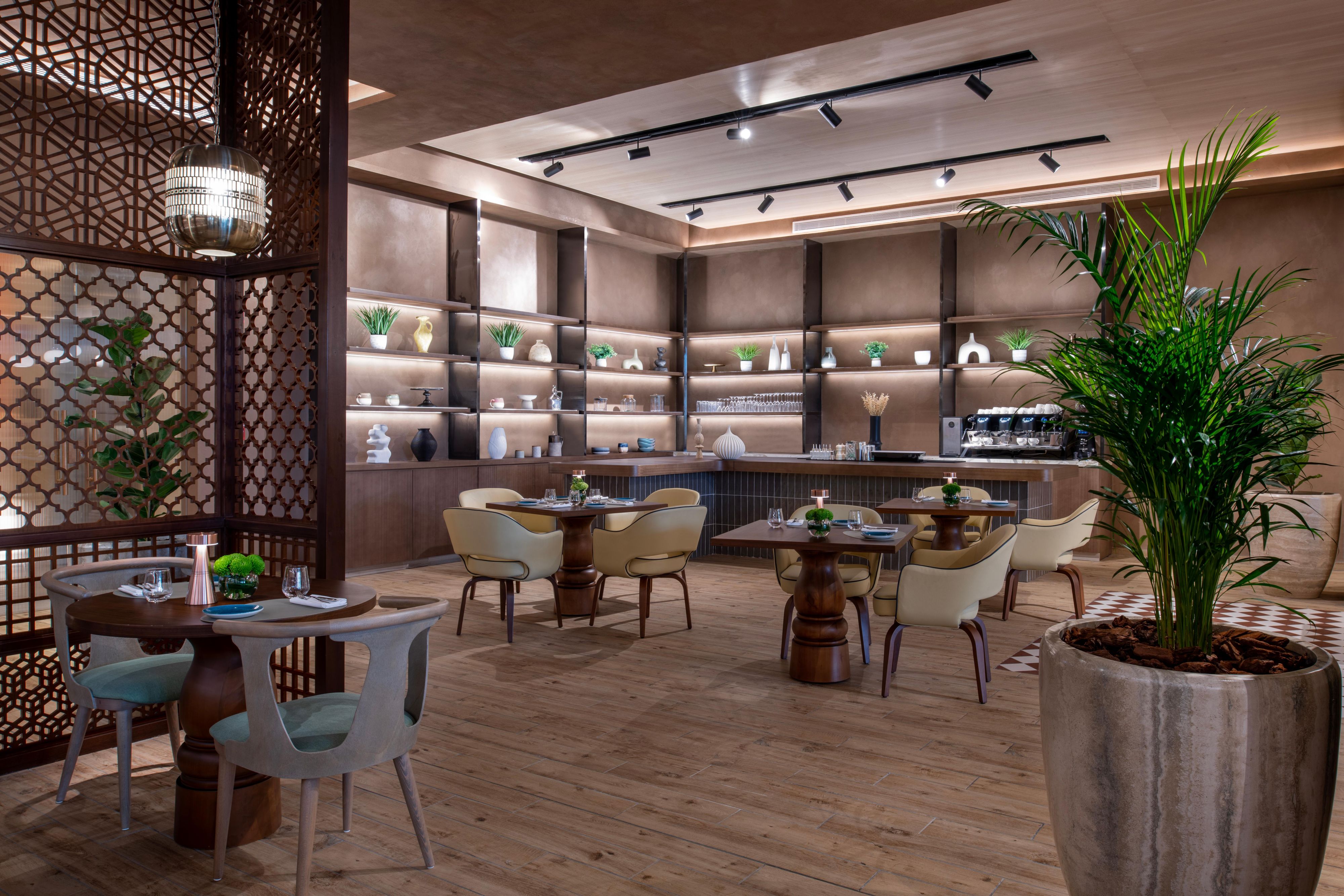 Descubra un mundo de delicias culinarias en nuestro hotel con opciones gastronómicas excepcionales que deleitarán su paladar. Saborea cada momento en nuestro restaurante de alta cocina, donde nuestros talentosos chefs te llevarán a un viaje gastronómico con los ingredientes más frescos y sabores exquisitos.  