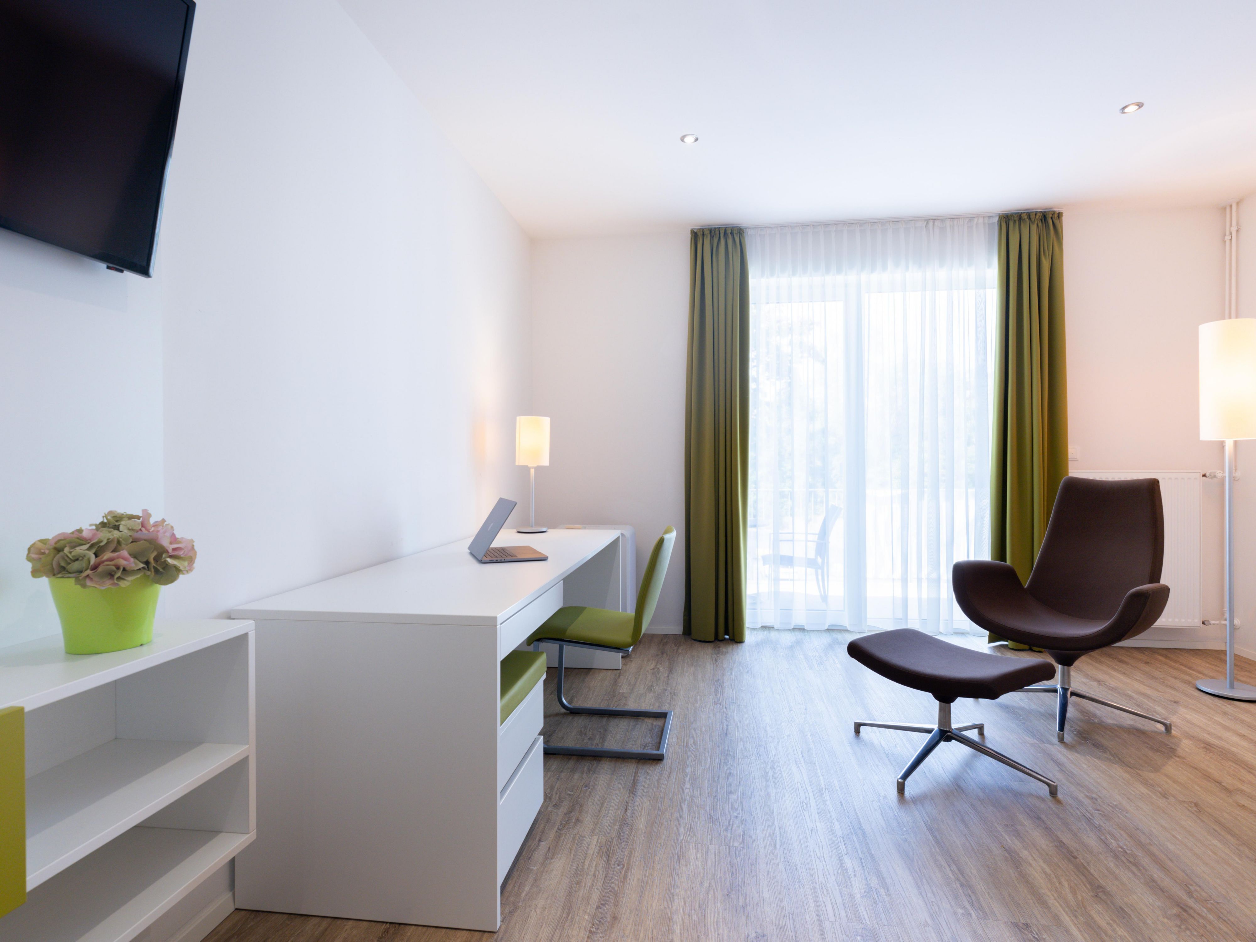 At Candlewood Suites, we understand the demands of business travel. That’s why our Longstay accommodations are designed to offer the perfect balance of productivity and comfort. Enjoy spacious suites with fully equipped kitchens, flexible workspaces and fast Wi-Fi. So you can stay focused and feel at home, whether you're here for a week or a month.