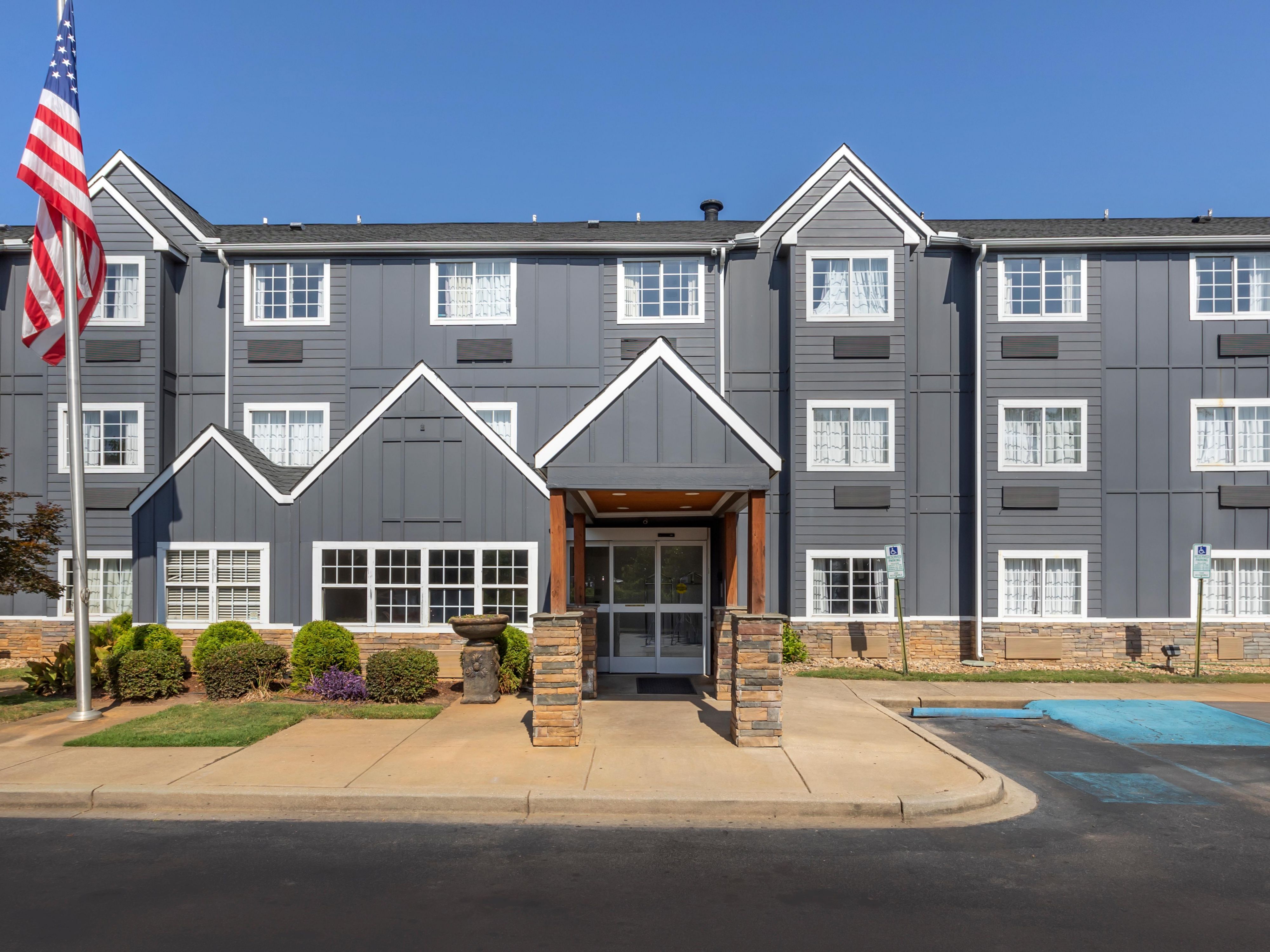 عندما تكون الإقامة في فندقنا في جرينفيل، فأنت على بعد لحظات من المعالم السياحية وتناول الطعام المحلي. قم بزيارة فولز بارك في ريدي ، ومستنقع رابيت تريل ، ومركز روبر ماونتن للعلوم ، والحدث الرئيسي في جرينفيل ، وبون سيكورس أرينا ، وحديقة حيوان جرينفيل.