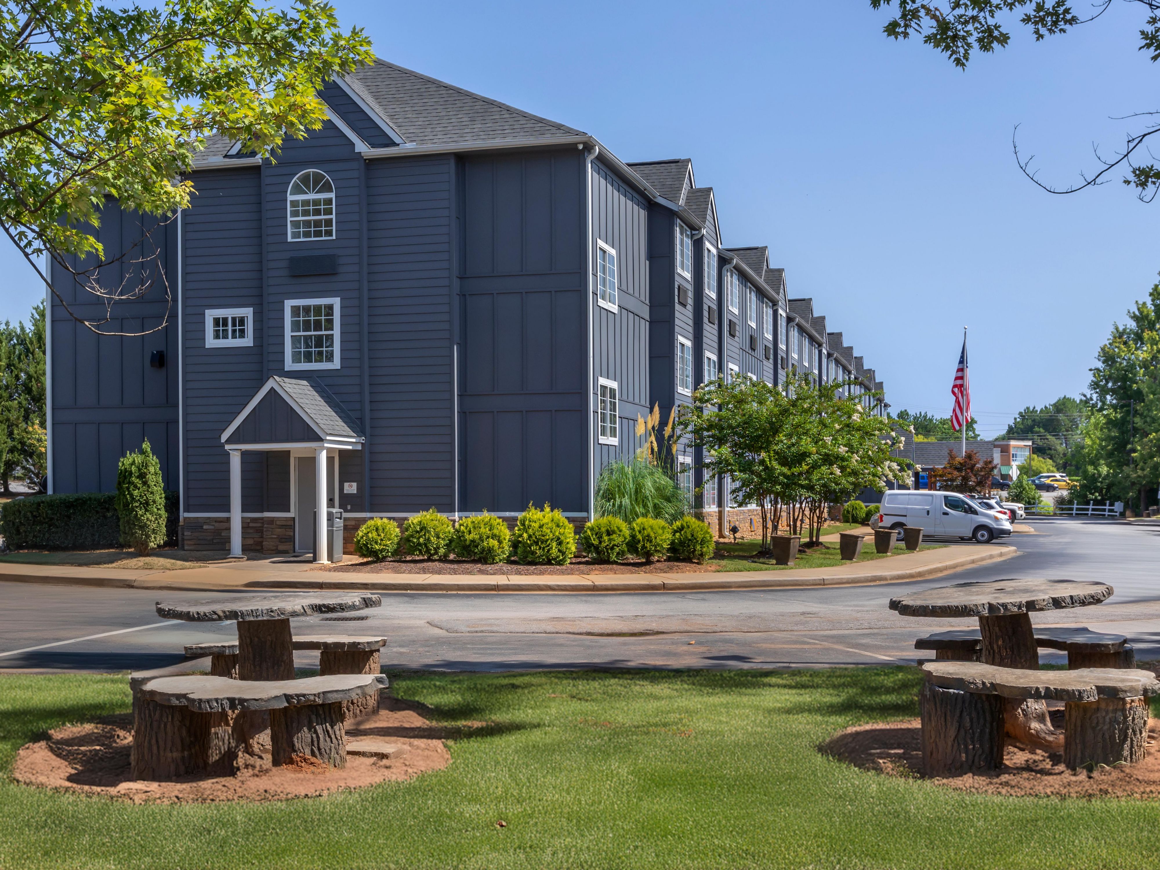 يقع فندقنا على بعد دقائق فقط من مطار جرينفيل-سبارتنبرغ الدولي (GSP) ، مما يجعل الوصول والمغادرة في غاية السهولة. استمتع بموقف سيارات مجاناً في الموقع وIHG One Rewards Access سريع إلى I-85 ووسط مدينة جرينفيل والمراكز التجارية المحيطة.