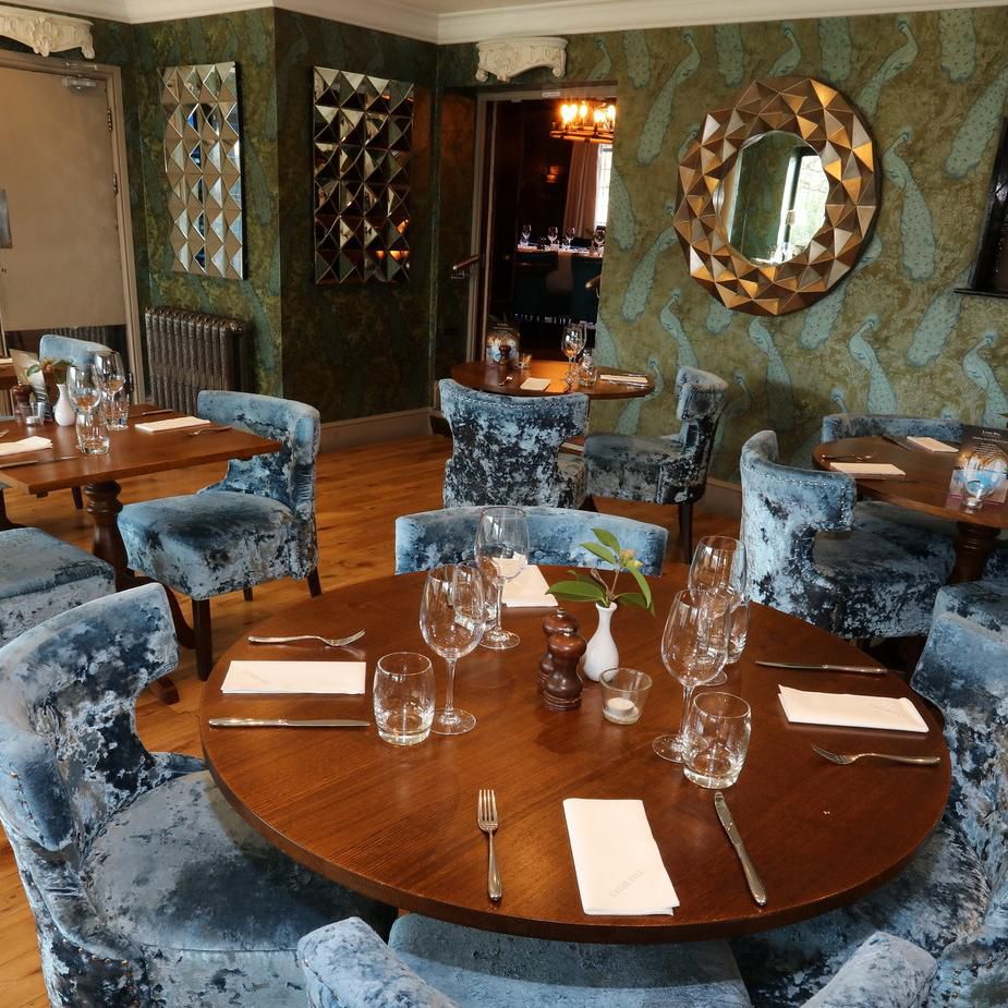 다이닝 voco Lythe Hill Hotel & Spa