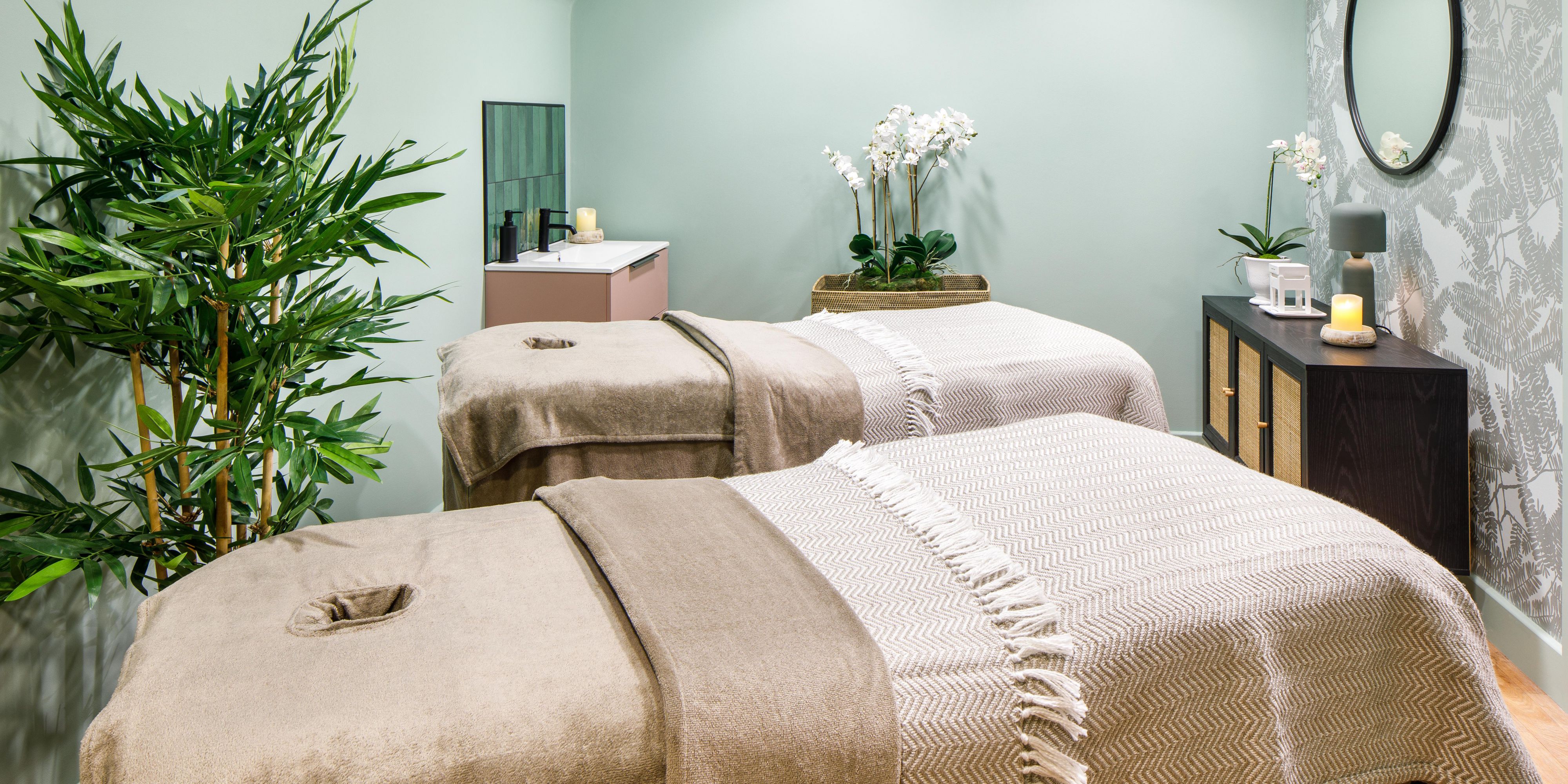 Set in 22 acres of tranquil countryside The Spa at
voco Lythe Hill has been newly refurbished creating the
perfect wellness retreat to relax and unwind. We are
so excited to bring you comfort zone, results driven,
sustainable products and professional
treatments, with a bespoke menu of facials, body
massages and rituals exclusively for our guests.