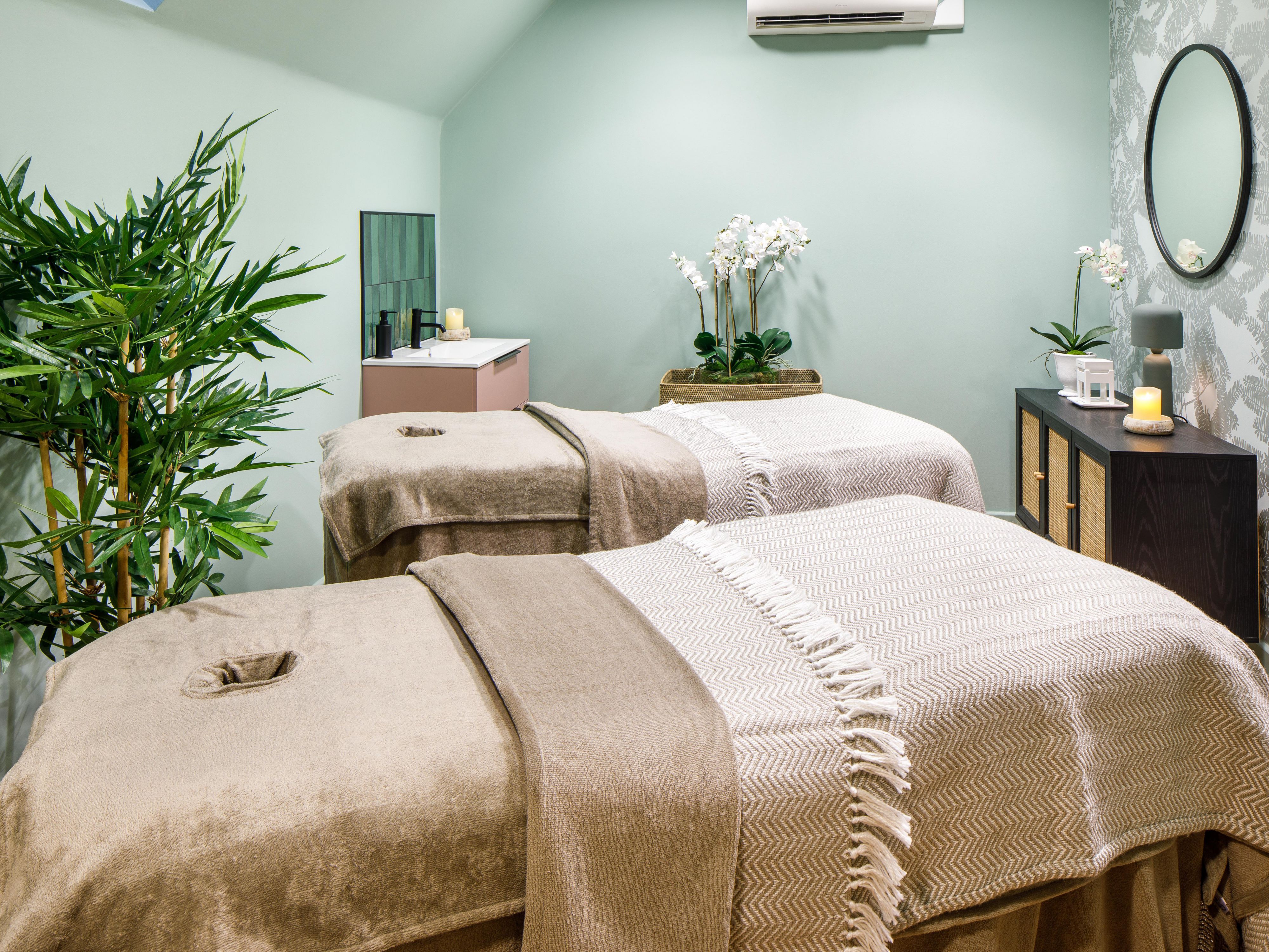 Set in 22 acres of tranquil countryside The Spa at
voco Lythe Hill has been newly refurbished creating the
perfect wellness retreat to relax and unwind. We are
so excited to bring you comfort zone, results driven,
sustainable products and professional
treatments, with a bespoke menu of facials, body
massages and rituals exclusively for our guests.