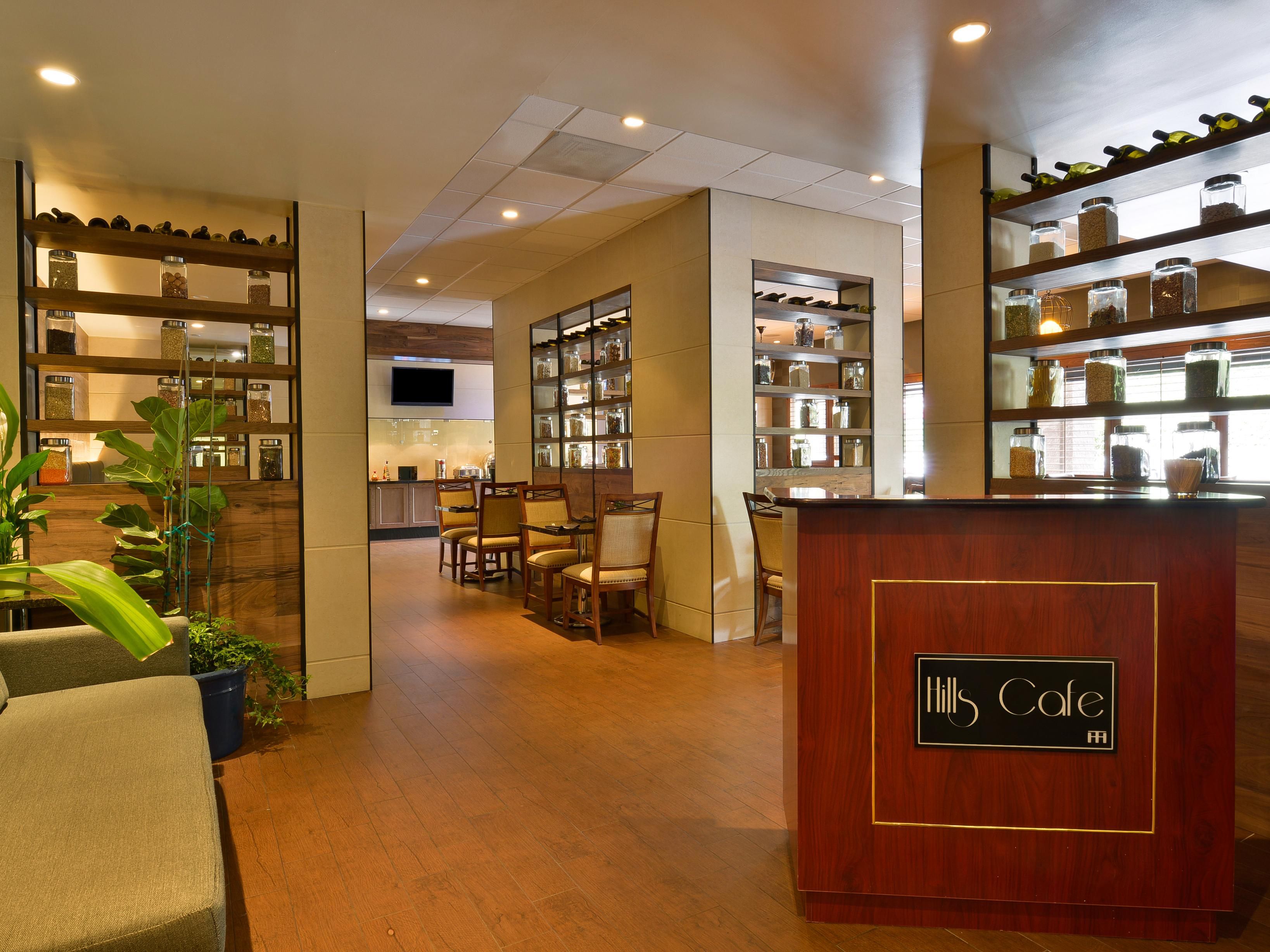 You won’t go hungry (or thirsty!) when you stay at our hotel in Laguna Hills, CA, with an onsite bar and restaurant. Our rustic Hills Café serves California’s finest breakfast, lunch, and dinner, complete with our signature The Hills French Toast in the morning and juicy steaks in the evening. For drinks and bar snacks, join us at Emerald Lounge!