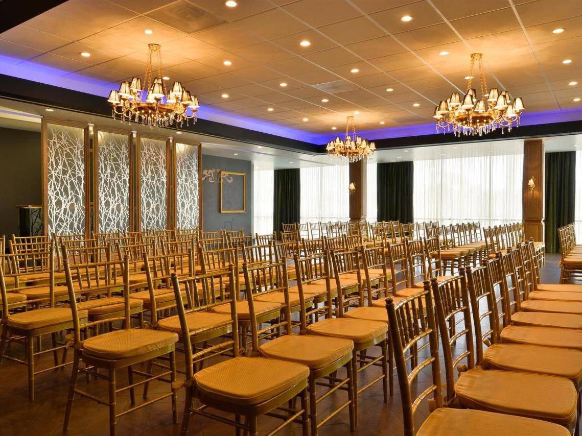 Host everything from large corporate events to conferences to intimate gatherings at our Laguna Hills hotel. We have something for every event style with 11,000 square feet across 9 rooms. Want to host a formal dinner? Our Crystal Ballroom is ready for you. Need to get down to business with a work team? Book our boardroom for as long as you need.
