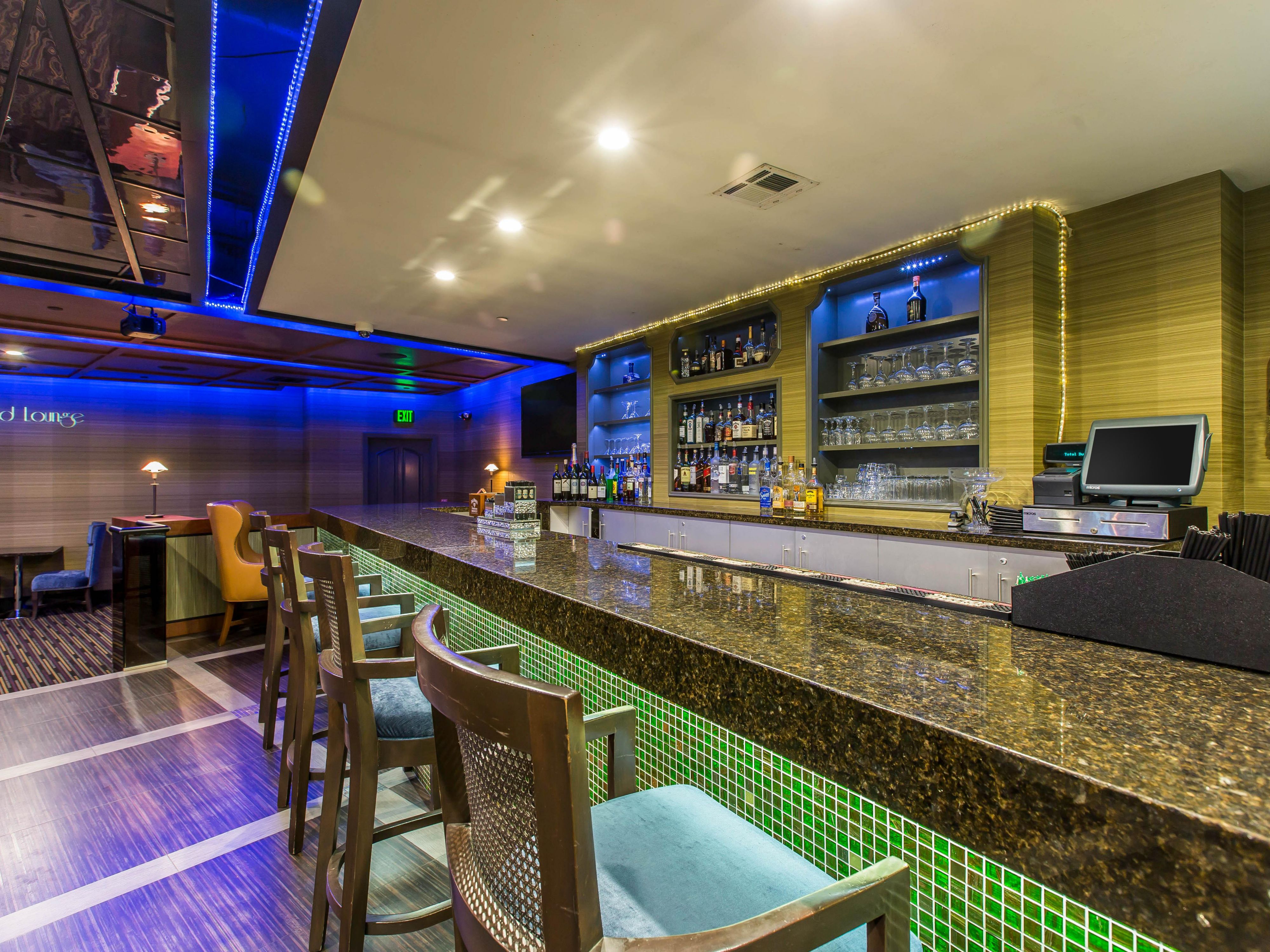 特定の金曜日は、Emerald Lounge でカラオケナイトに入会する。ラグーナヒルズでのご滞在に、お気に入りの曲を歌ったり、他の人を応援して、活気に満ちたソーシャル体験を加えましょう。