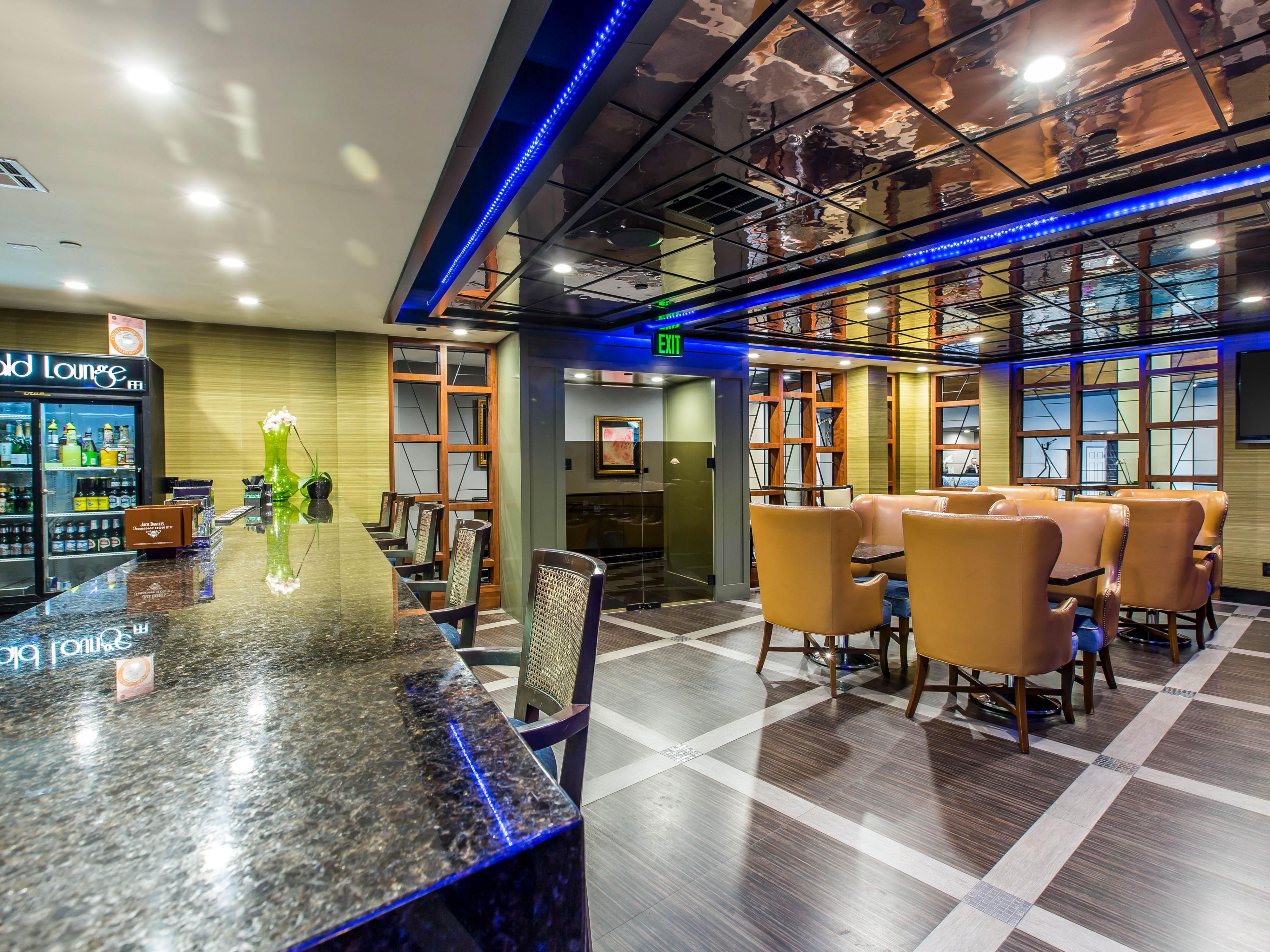 毎週水曜と日曜の夜には、ライブ演奏が楽しめるEmerald Lounge（エメラルドラウンジ）で、平日と週末のひとときをお過ごしください。ラグーナヒルズでの夜を豊かにする、活気あふれる地元の音楽をエンターテイメントと居心地の良い雰囲気でお楽しみください。