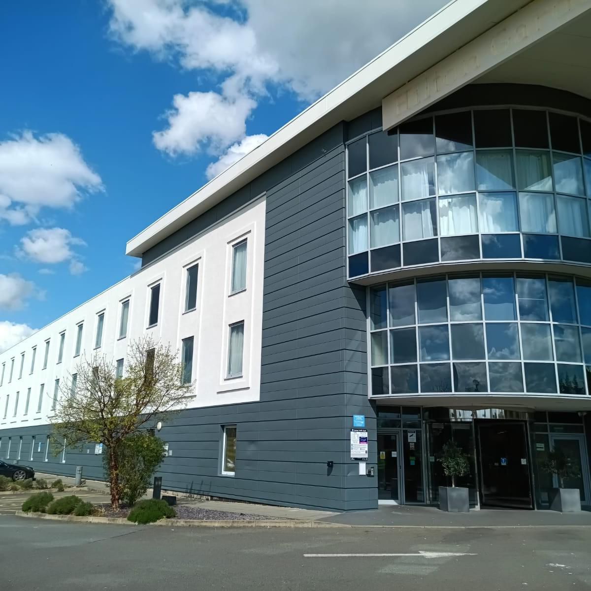 Holiday Inn London Luton North Hotel Exterior