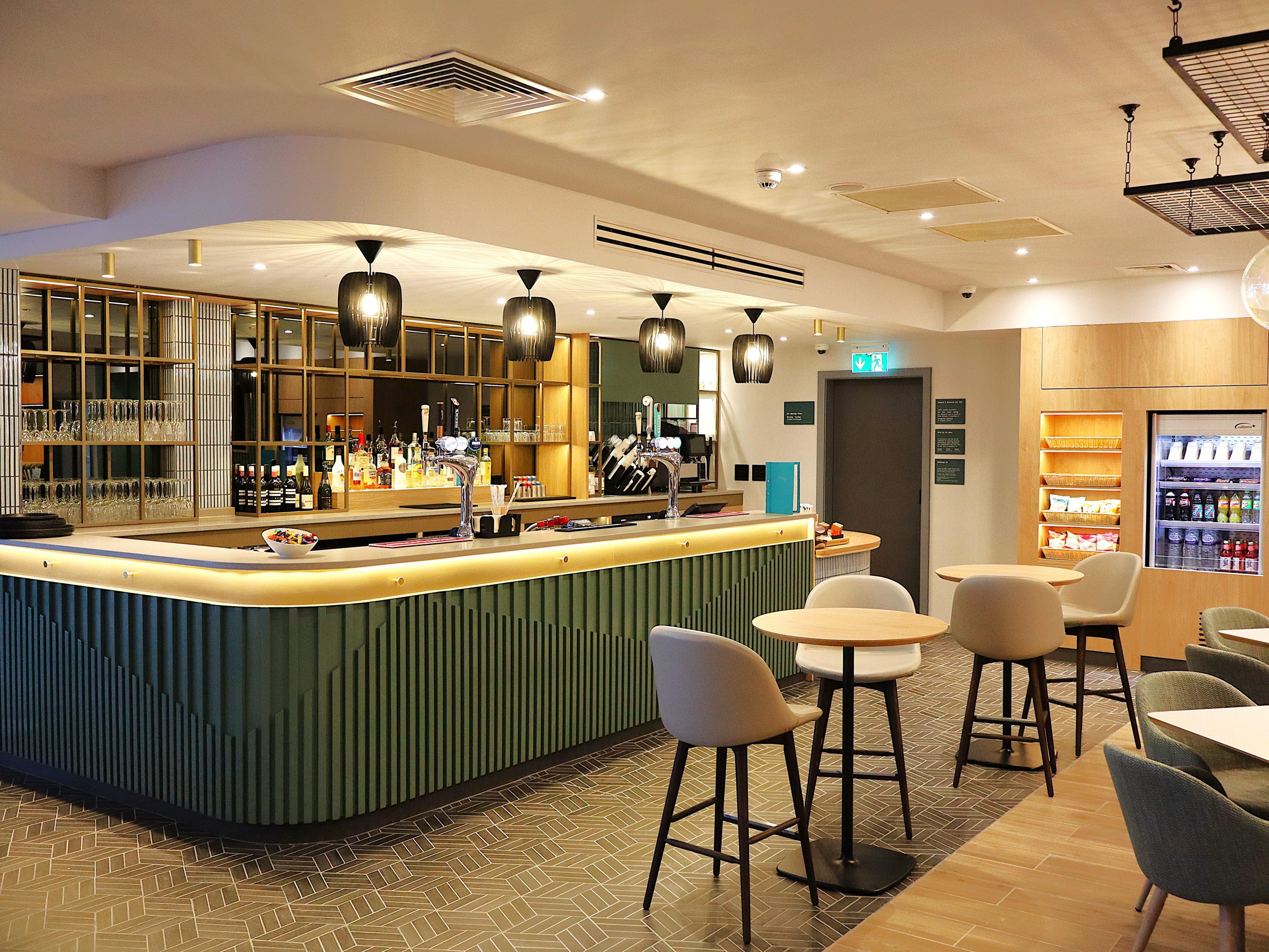 تعد الصالة المريحة ومنطقة البار المكان المثالي للاسترخاء بعد يوم حافل. كما أنه موقع مثالي للاجتماع مع الأصدقاء أو الزملاء أو ترك انطباع جيد مع زميل عمل جديد. سيوفر لك البار المجهز جيدًا إلى جانب قائمة النبيذ الشاملة وقائمة الطعام على مدار 24ساعة شيئًا يغريك بالتأكيد.