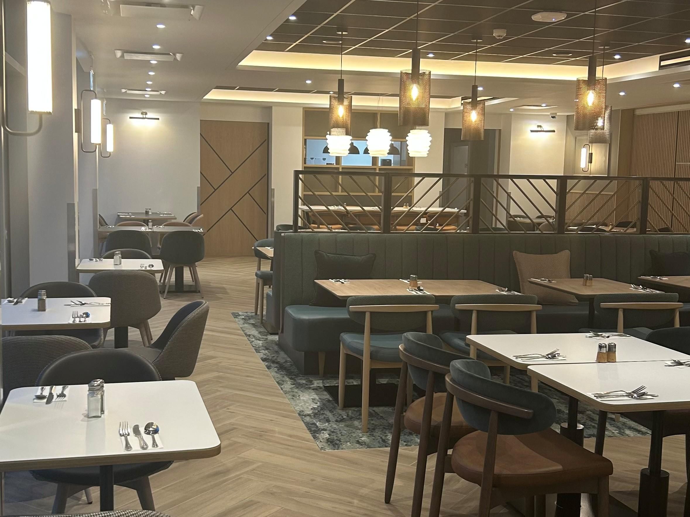 يحتوي بوفيه الإفطار الشامل لدينا على ما يناسب الجميع ، مع فطائر الوافل الطازجة للأطفال والكبار أيضًا ، إلى مجموعة كبيرة ومتنوعة من عناصر الإفطار الساخنة والمعجنات الساخنة والكرواسون وأصناف الإفطار الباردة وأيضًا تقديم الطعام للمتطلبات الغذائية الخاصة ، لدينا بالفعل الوصفة لبدء يومك بشكل صحيح.