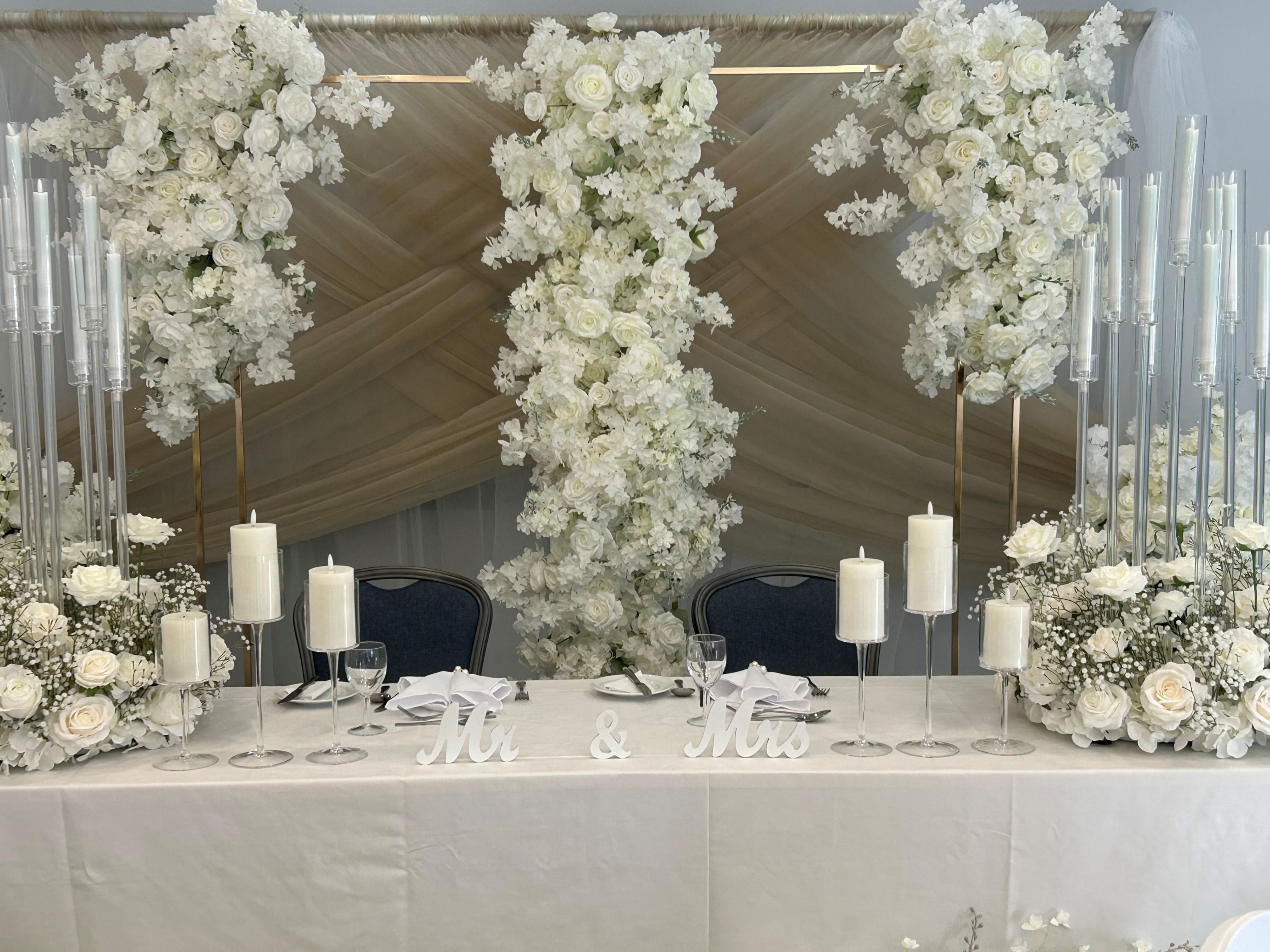 دع فريقنا يكون جزءًا من يومك الخاص وخلق ذكريات لا تُنسى في يوم يتعلق بك بالكامل. يمكن لفندق London Luton Vale أن يستوعب ما يصل إلى 80 ضيفًا لتناول إفطار زفافك وما يصل إلى 100 ضيفًا في حفل الاستقبال المسائي ، بالإضافة إلى أننا مرخصون لإقامة الاحتفالات المدنية أيضًا ، وهي مثالية إذا كنت ترغب في إقامة حفل زفافك في مكان واحد.