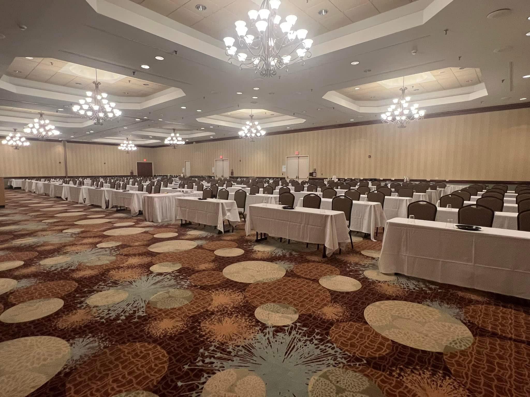 Planifique su próxima reunión con facilidad en Lynchburg Grand Essential. Con 7 espacios flexibles Meeting, nuestros locales para bodas en Lynchburg, VA, se adaptan a todo, desde conferencias y sesiones de capacitación hasta duchas y recepciones elegantes. Elija un servicio de catering profesional opcional y un apoyo amable para adaptar su espacio para eventos en Lynchburg, VA, de principio a fin.