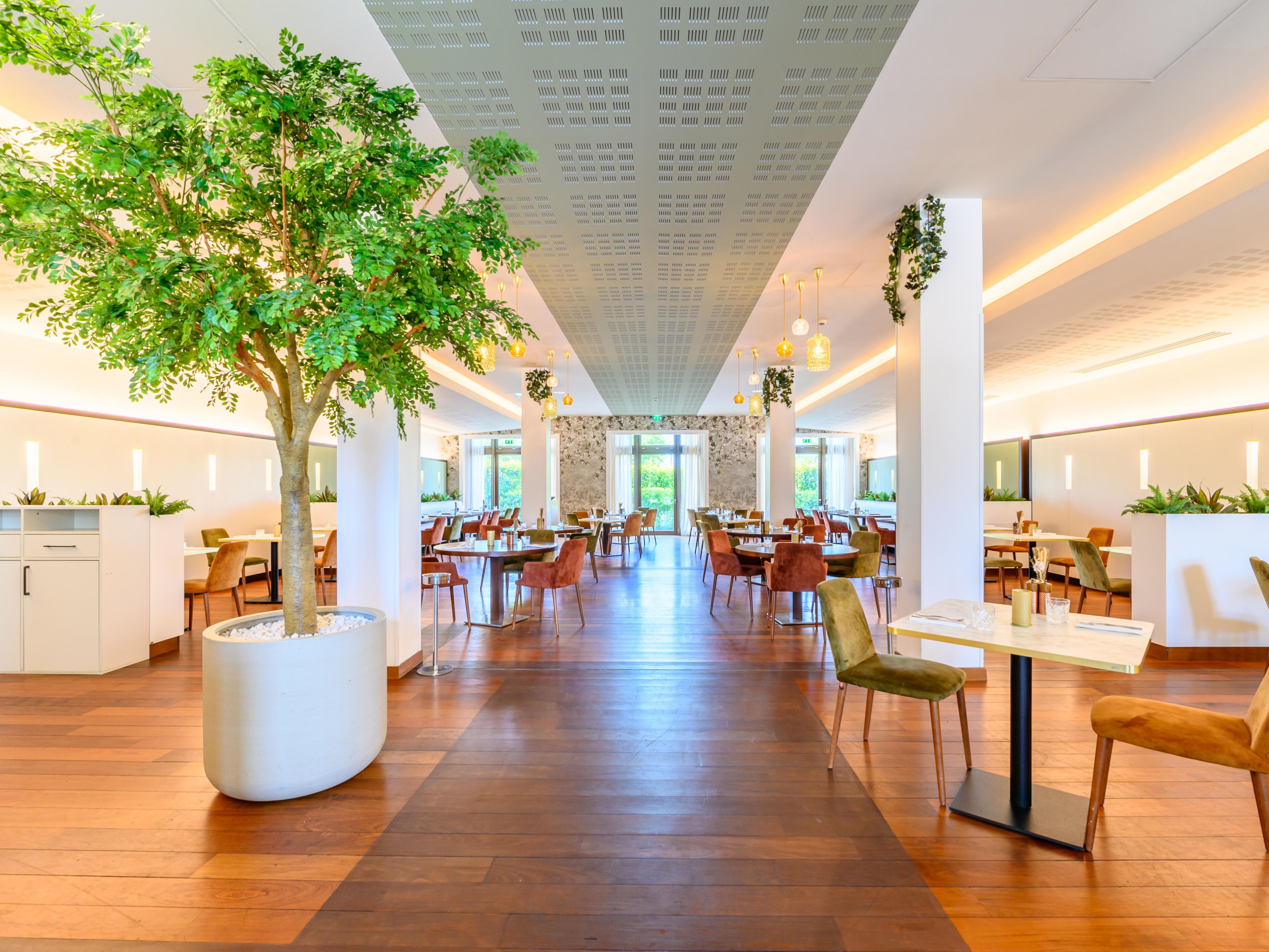 Notre Table at Hotel Paris, Marne-la-Vallée offers refined international cuisine. Enjoy an elegant setting perfect for romantic dinners, business meals, or family gatherings, with attentive service and a welcoming atmosphere.