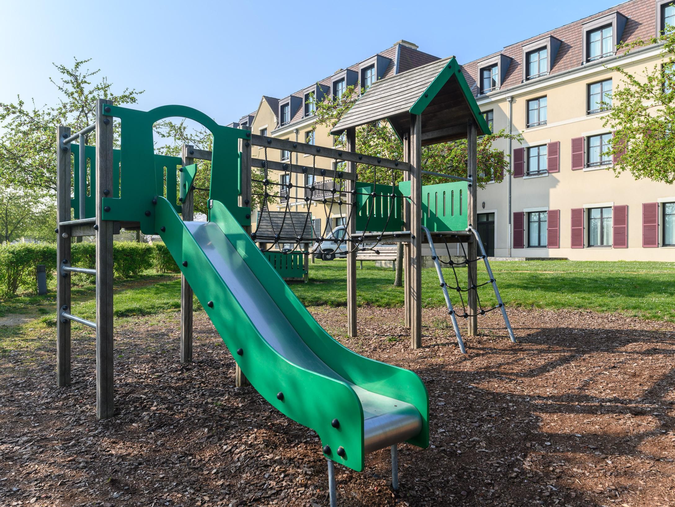 Surrounded by lush parkland, Hotel Paris Marne-la-Vallée offers a peaceful green setting with walking paths, open spaces for relaxation, and an outdoor playground where children can play safely, making it ideal for families and guests seeking nature and tranquility.