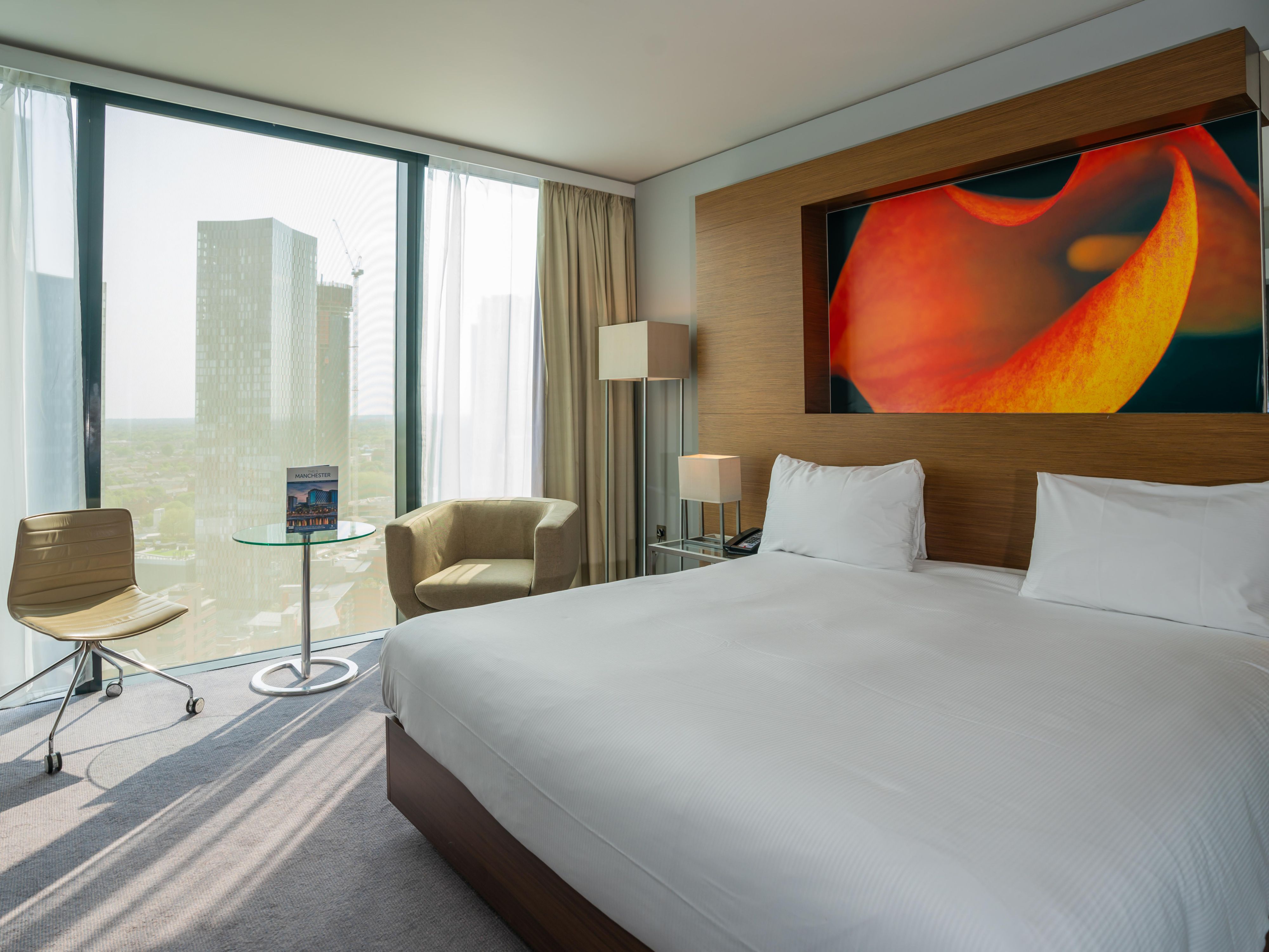 Unsere Suiten bieten einen luxuriösen und geräumigen Rahmen im Herzen von Manchester. Jedes Zimmer verfügt über ein Kingsize-Bett, separate Wohn- und Unterhaltungsbereiche sowie eine ebenerdige Dusche mit separatem Bad. Auf einer oberen Etage genießen Gäste außerdem exklusiven IHG One Rewards Access zur Club Lounge mit kostenlosen Snacks und Getränken.