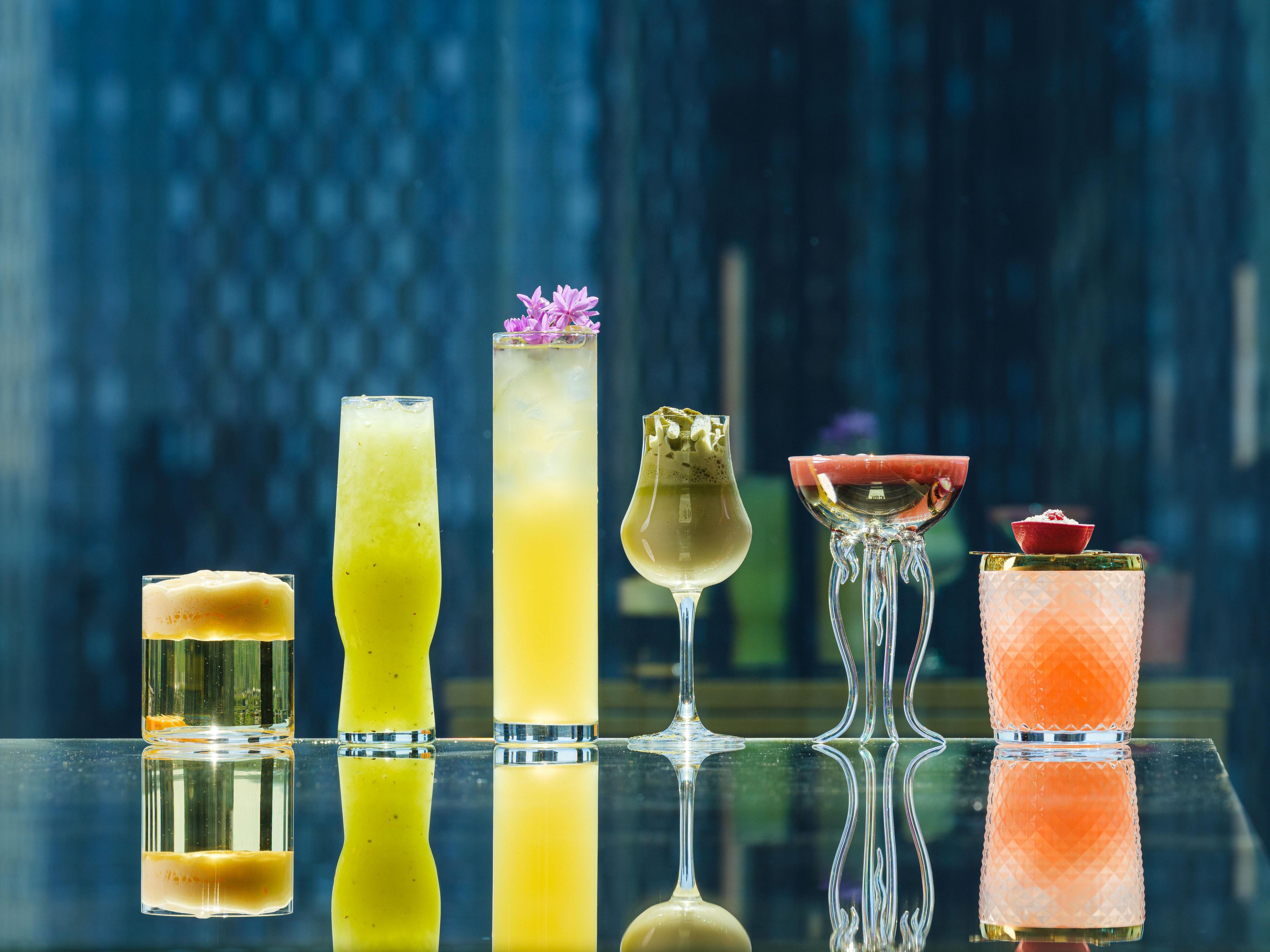 Celebra 20 años de Cloud 23 con precios antiguos. Disfrute del té de la tarde por £20 (excepto los sábados), cócteles exclusivos desde £7.50 y noches de DJ los viernes con pistas retro de hace 20 años. Únase a nosotros este enero y brinde por las vistas emblemáticas y las vibraciones vintage.