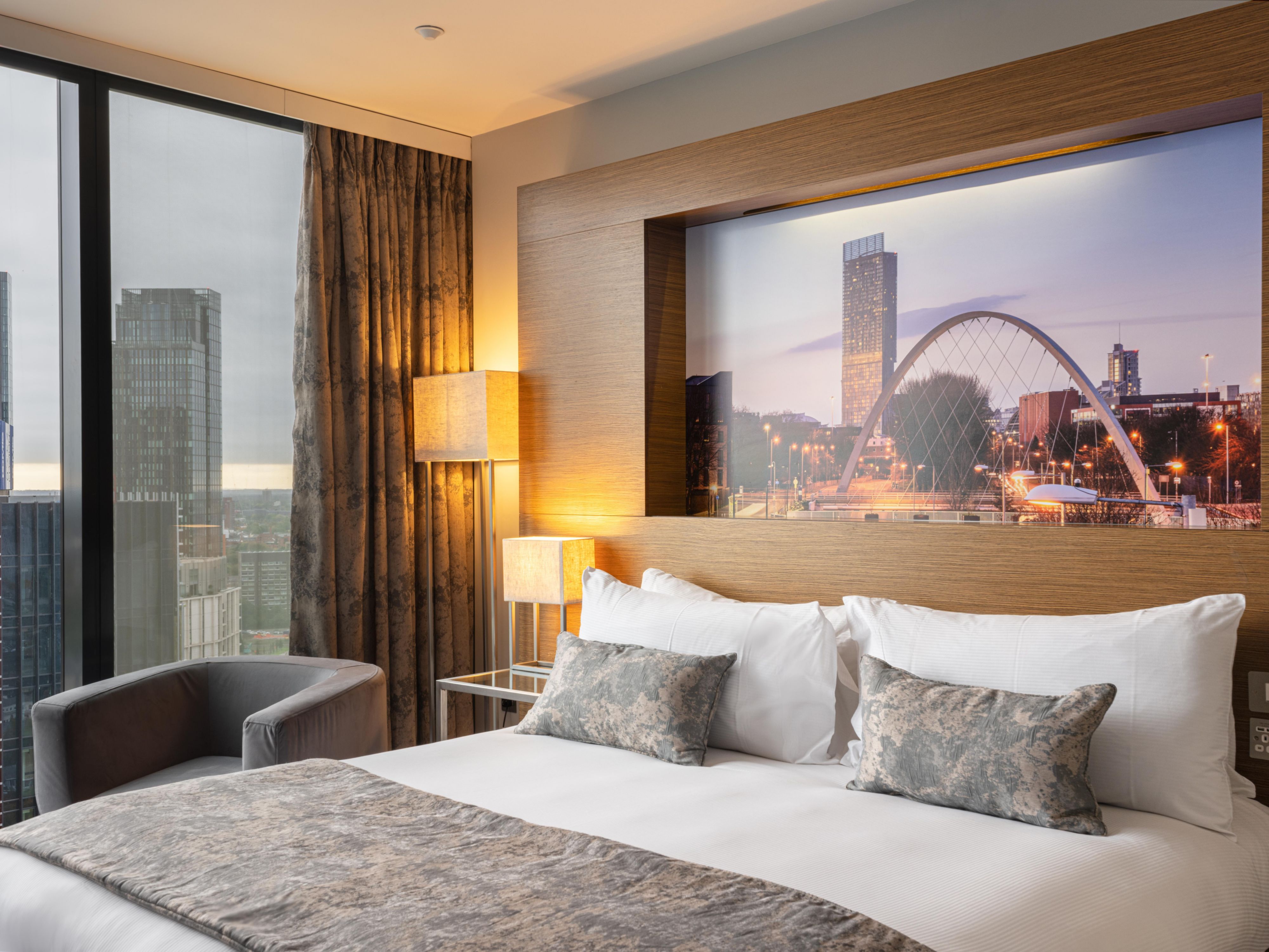 king skyline guest room