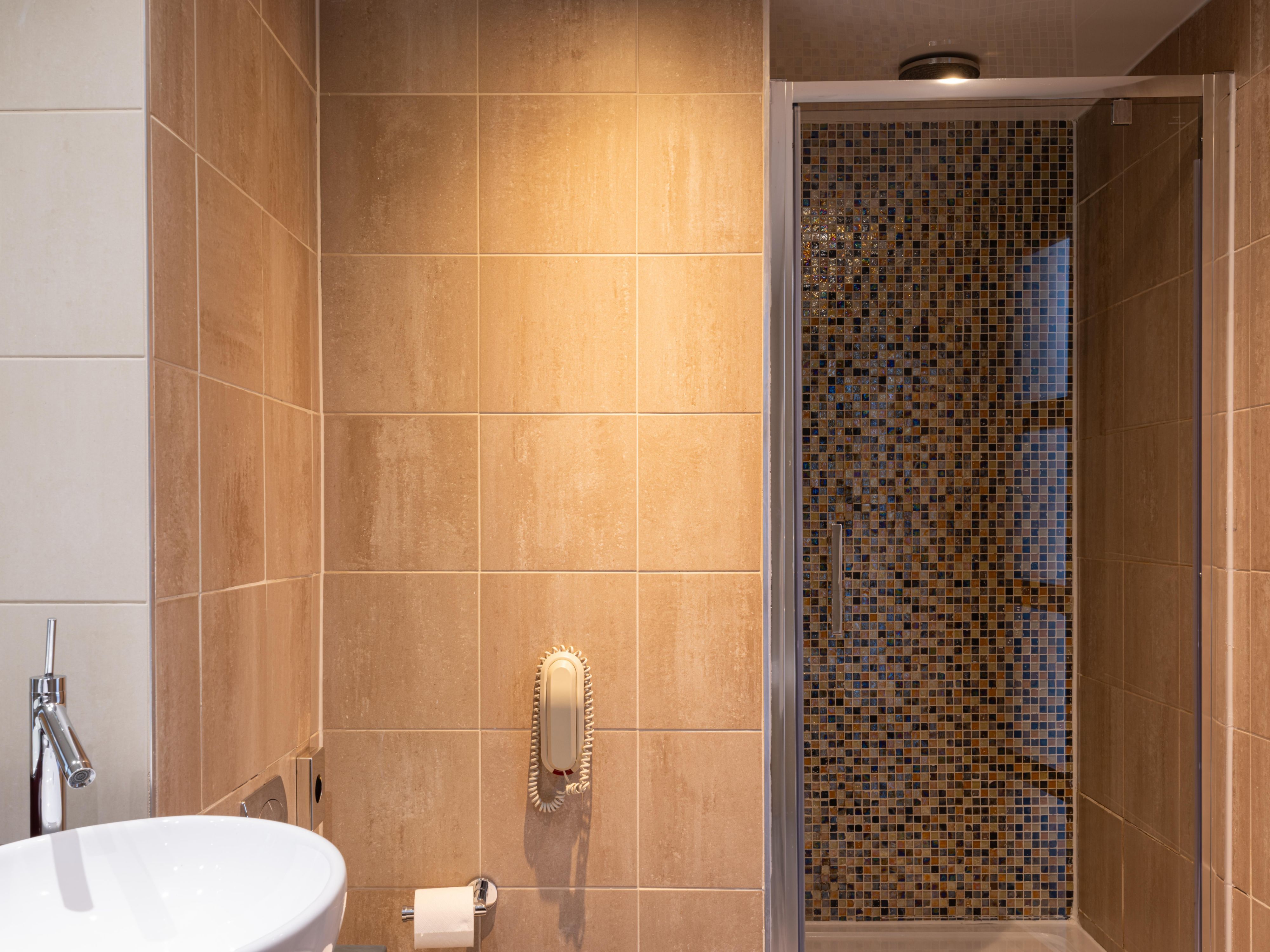 en-suite bathroom with walk in shower