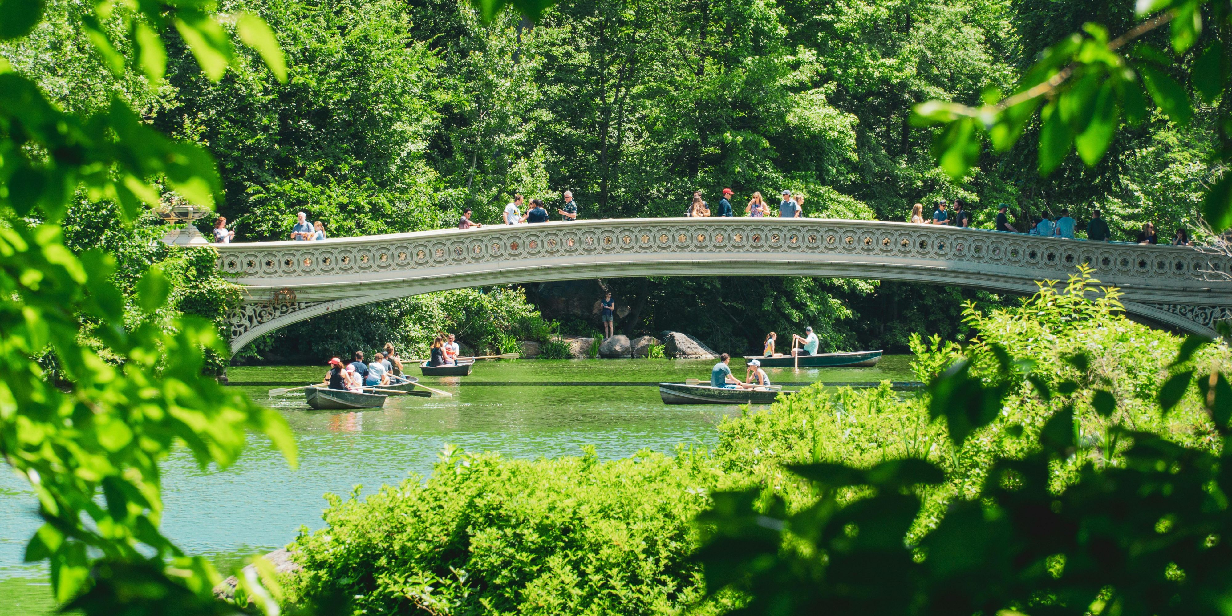 Alamat Park Avenue yang patut ditiru, yang menempatkan Anda di tengah segalanya, sekaligus menjaga jarak yang nyaman dari semuanya. Berpadu sempurna dengan lingkungan perumahan Midtown di antara galeri, Library, dan butik, kami hanya beberapa langkah dari tempat yang ingin Anda kunjungi. 