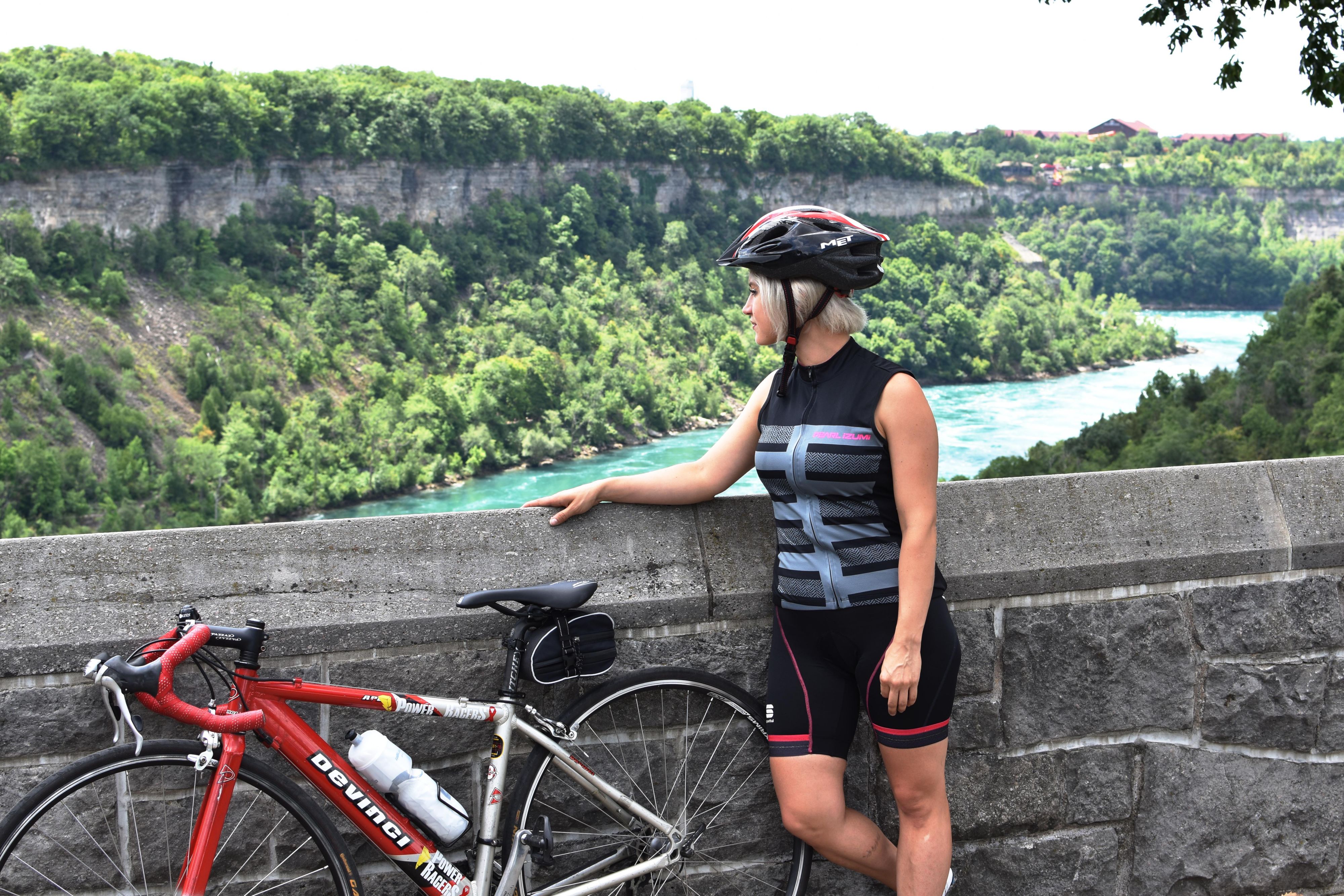 Erkunden Sie Niagara auf zwei Rädern! Neben Weltklasse-Wein bietet die Region 300+ km malerische Radwege. Fahren Sie durch atemberaubende Ausblicke, kinderfreundliche Zwischenstopps und selbst geführte Touren für alle Fähigkeitsstufen. Verpassen Sie nicht den Niagara River Recreation Trail–53 km Schönheit, die Wasserfälle mit Niagara-On-The-Lake verbindet.