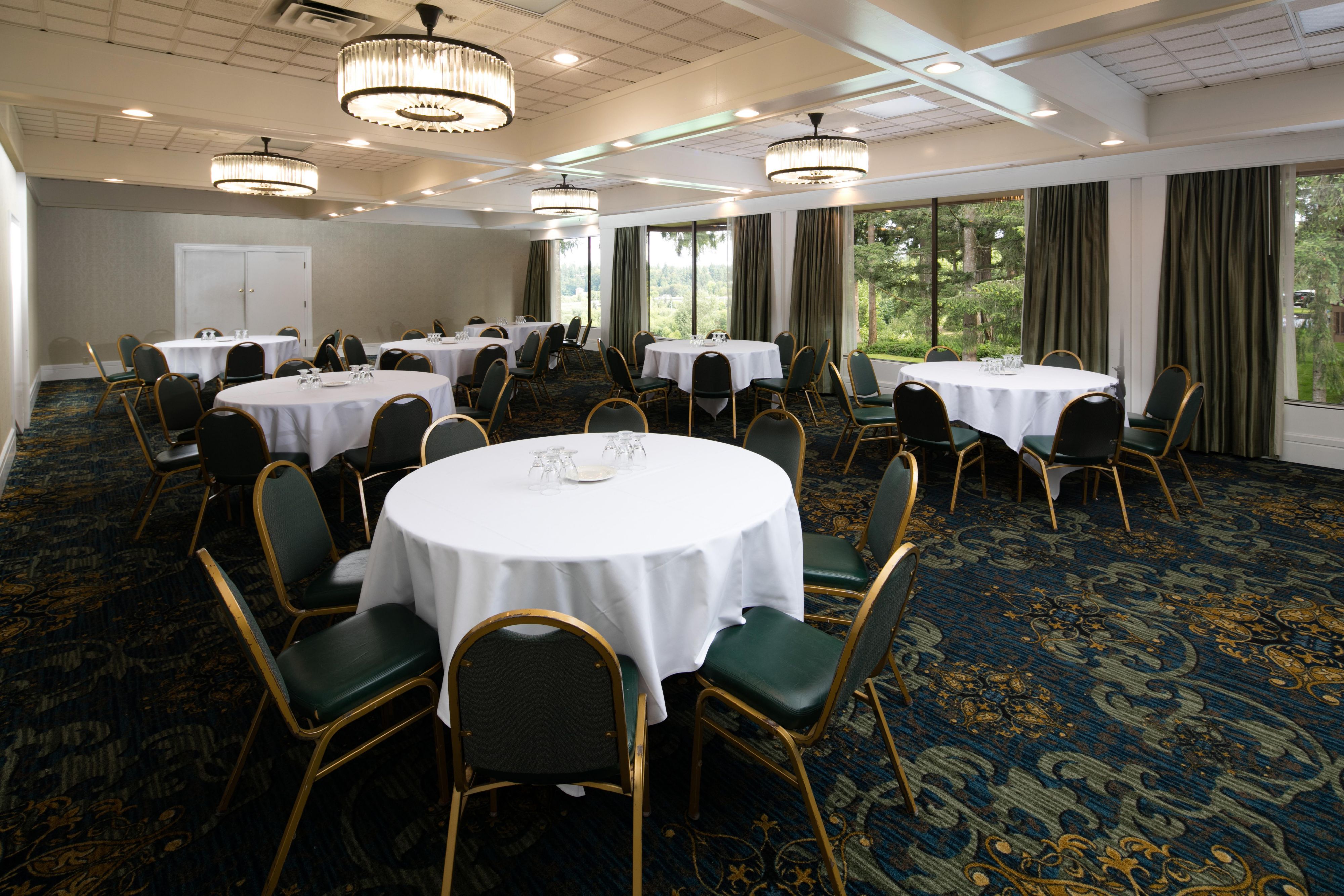With event space for both small meetings and large receptions, you can easily host your guests in the heart of Olympia. Both outdoor and indoor spaces offer plenty of room to create a unique atmosphere found only in the Pacific Northwest. Our hotel offers planning and catering services to ensure everything runs smoothly during your signature event.