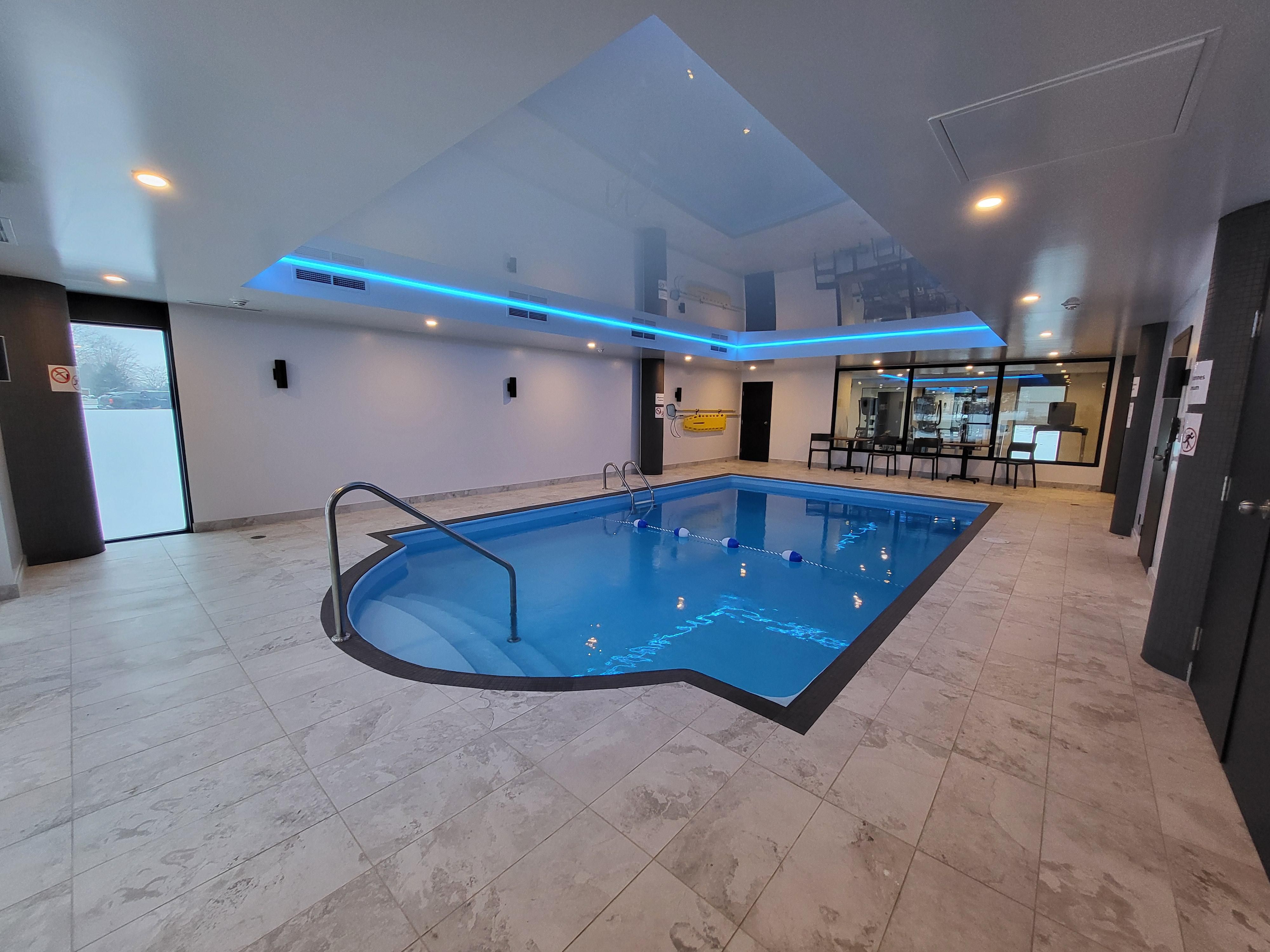 ake a refreshing dip in our indoor swimming pool at Hôtel St-Jean-sur-Richelieu. Whether you’re starting your day with a few laps or unwinding after exploring the city, our pool offers the perfect space to relax and recharge.