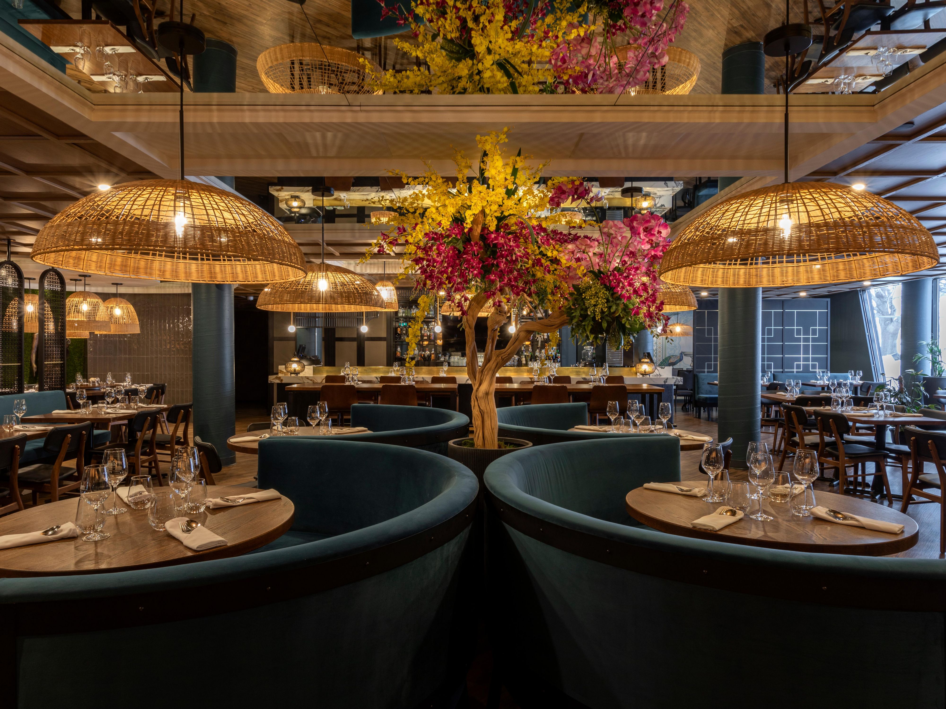 Indulge in the vibrant flavors and spectacular presentations at our on-site restaurant, Siam St-Jean-sur-Richelieu. Recognized as the top Thai restaurant in the city for lunch and dinner, we offer a unique dining experience with classic Thai dishes served with a contemporary flair. For breakfast and Sunday brunch, join us for Canadian dishes.