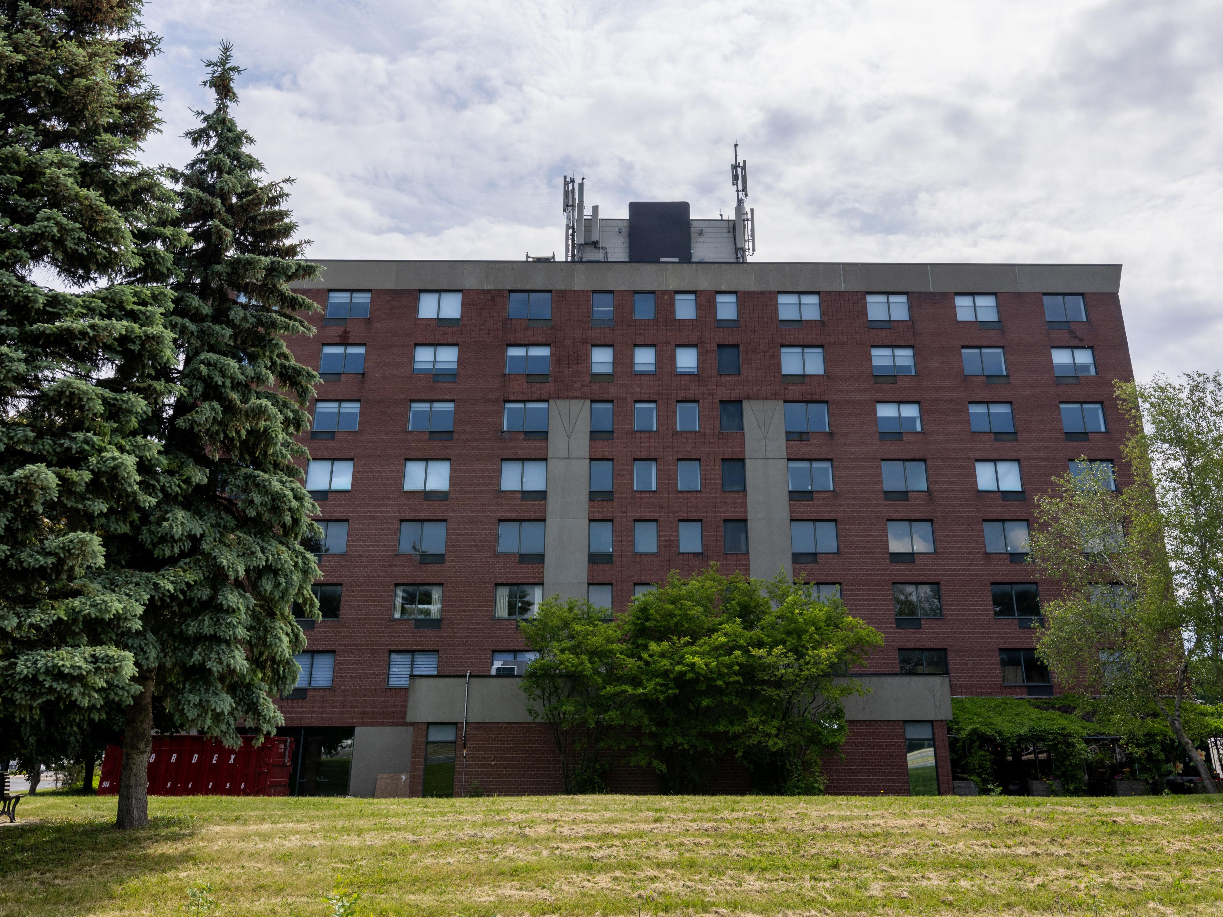 Our amenities enhance your stay in St-Jean-sur-Richelieu. Savour Thai cuisine at our SIAM restaurant and enjoy free 5g Wi-Fi and free parking.