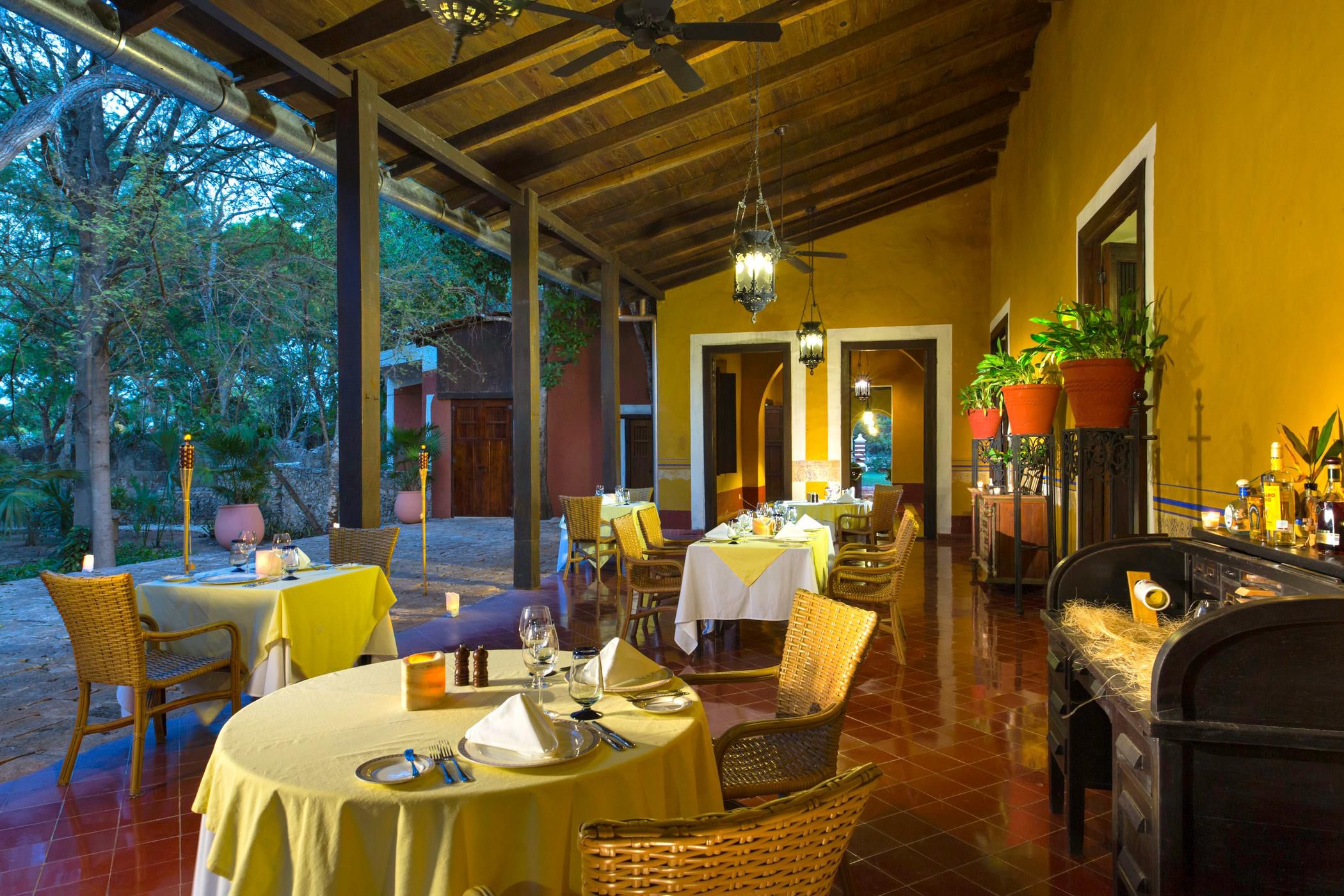 Overlooking the back gardens and located in the old Main house buildings, the restaurant offers traditional regional cuisine, providing a chance to savor the local cuisine. including Pibil-style cooking (slow-roasted meats in banana leaves), handmade tortillas, local fruits, and traditional desserts. Most of the ingredients are organic and come fro