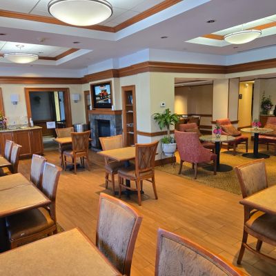 Un comedor para disfrutar de su desayuno en el Long Creek Hotel.
