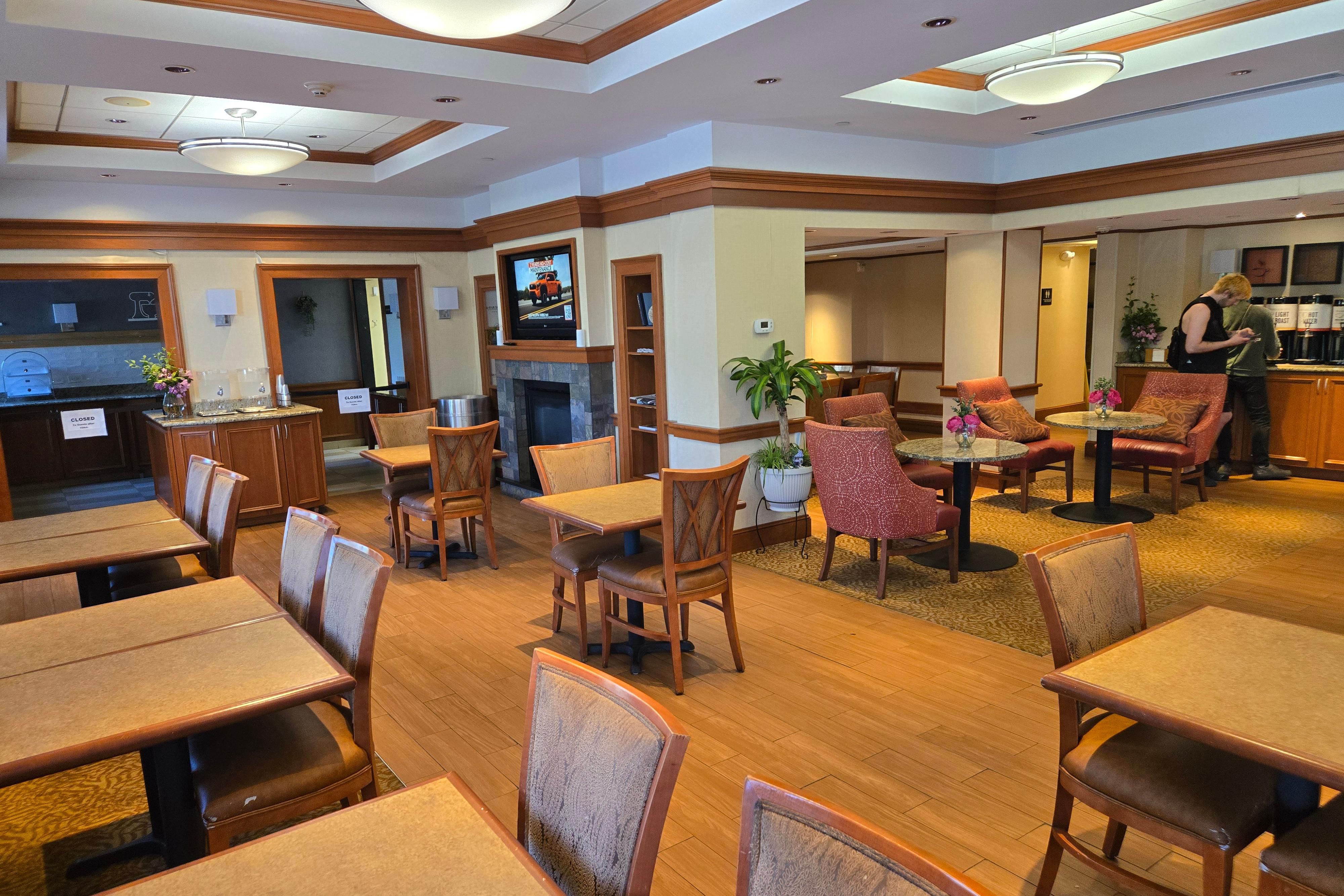Enjoy free breakfast each morning with a variety of delicious hot and cold options to start your day right. It’s the perfect way to fuel up before exploring or working, making your stay even more convenient and enjoyable.