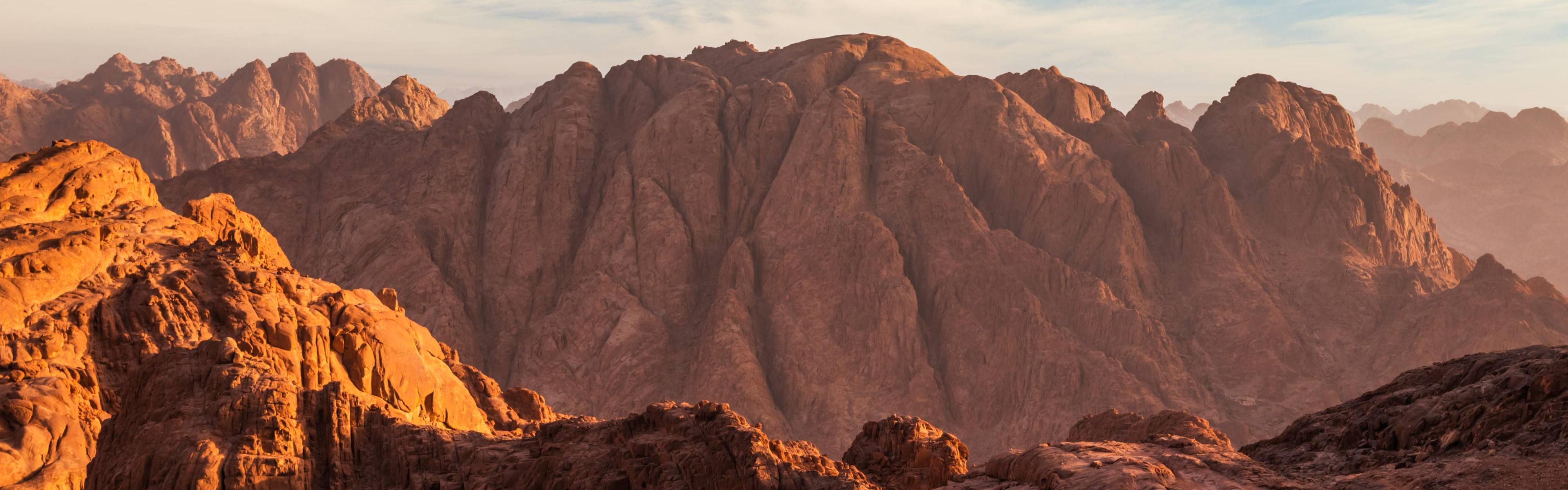 Explore as vistas deslumbrantes do Monte Sinai