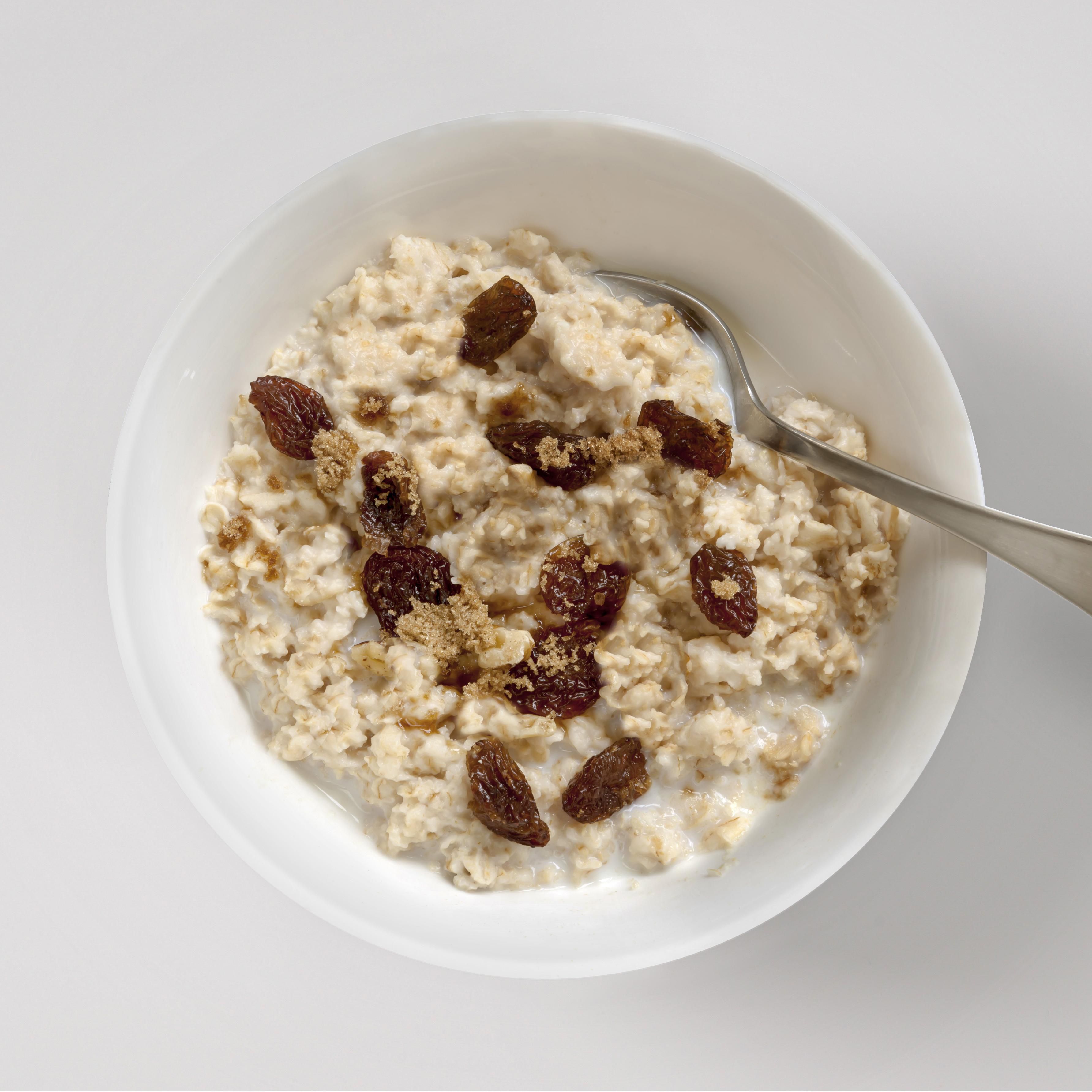 Saboreie o mingau de aveia com sua escolha de coberturas no café da manhã.