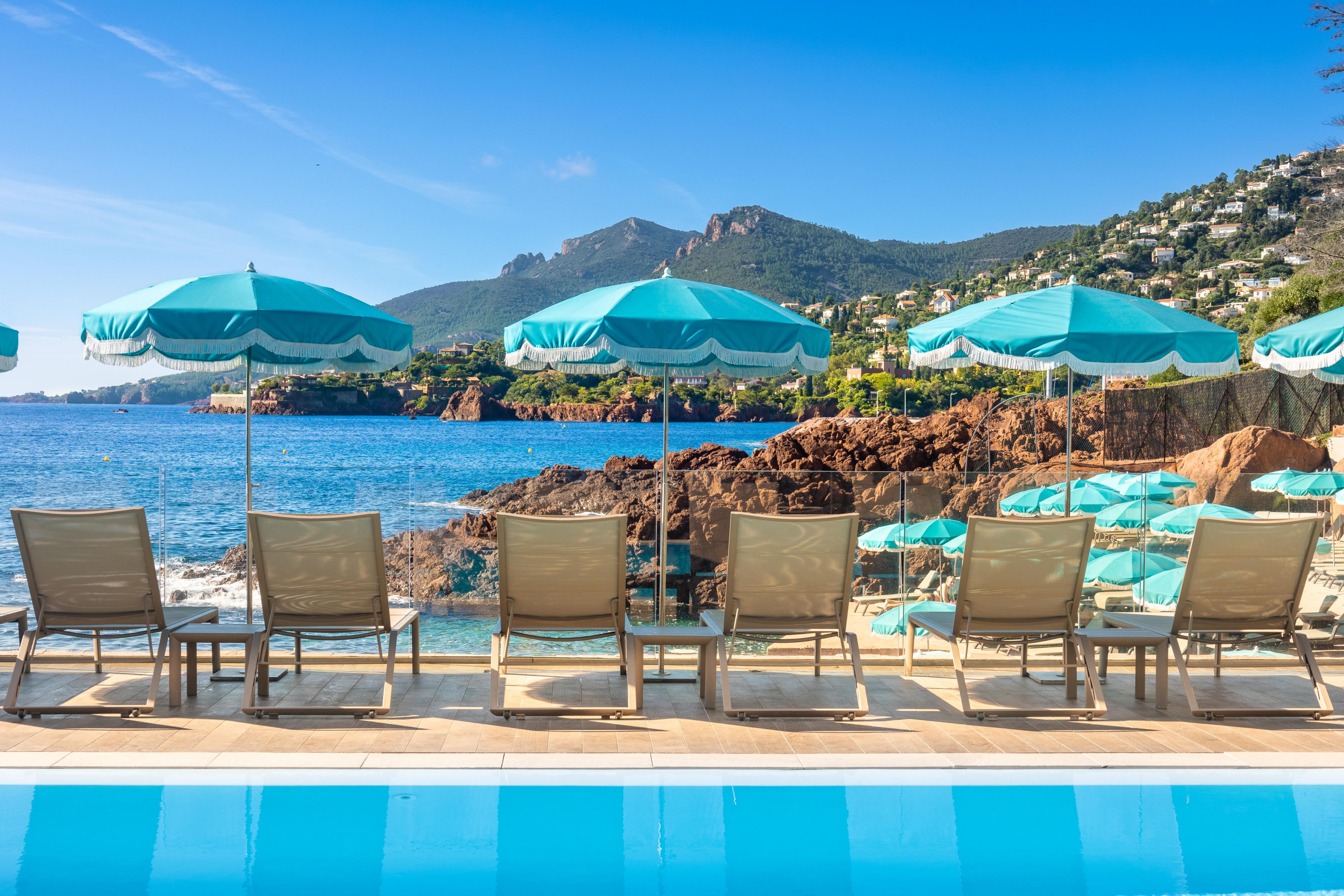 Immerse yourself in a world of calm and comfort. With elegant pools and direct access to the water, every moment invites relaxation and connection with nature.