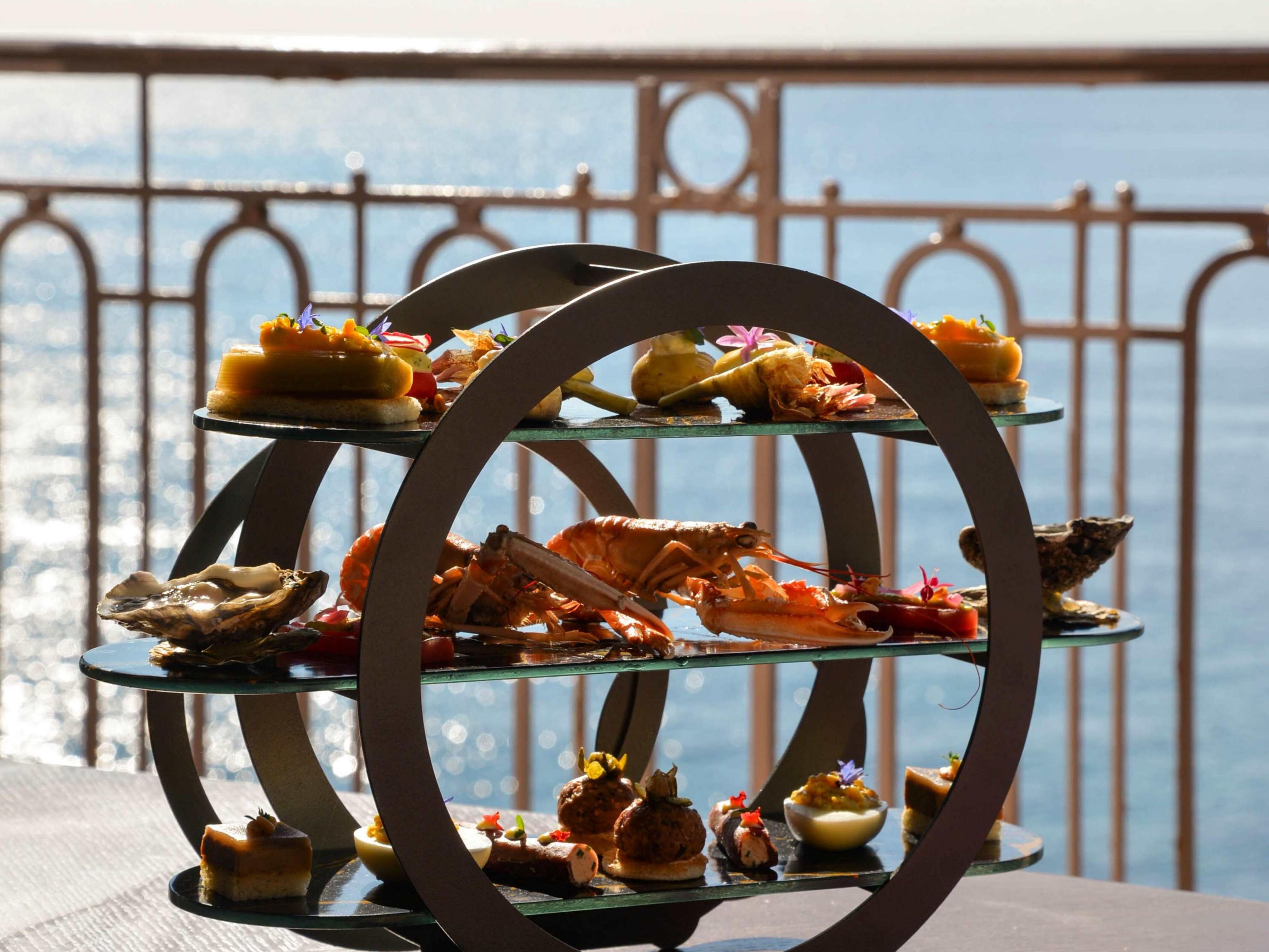 In the heart of Theoule sur Mer starting November 30, Sundays take on a whole new meaning. Facing a spectacular panorama of the Esterel and the Mediterranean, Le Bistrot M imagines an exceptional brunch, designed as a true ode to conviviality and refinement.