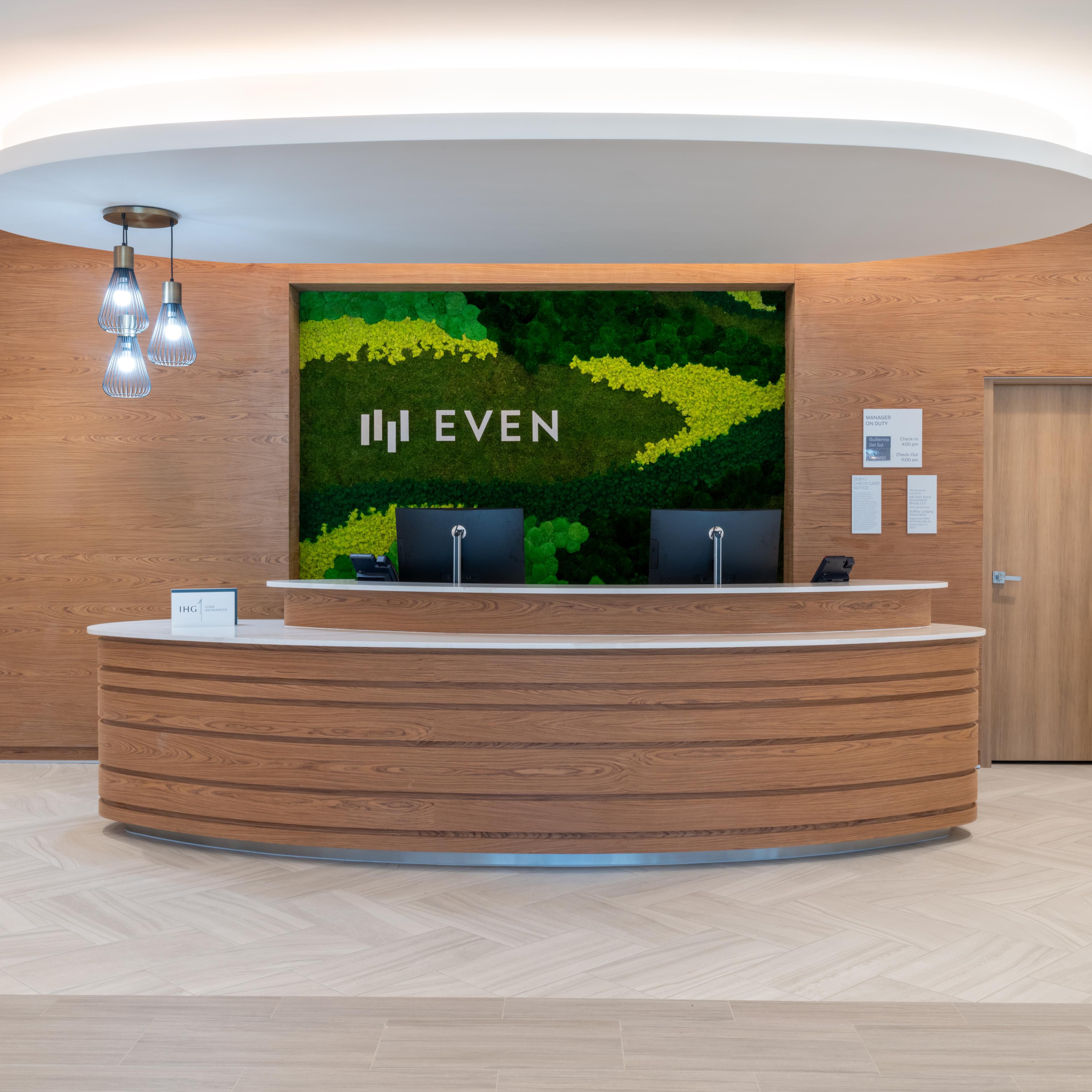 Front Desk di mana staf ahli dan ramah siap membantu.