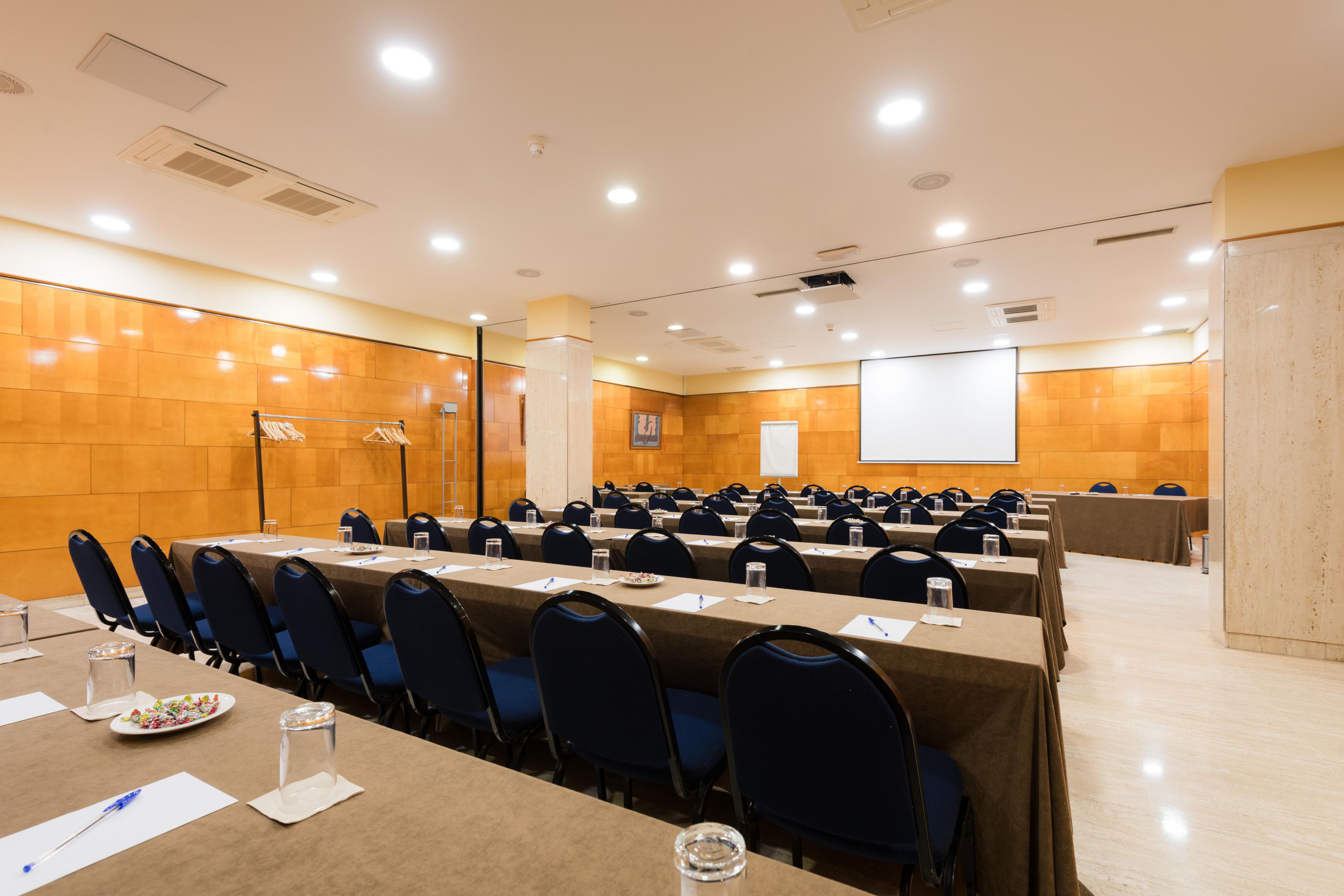 El espacio ideal del Hotel Ciudad de Valladolid para tus eventos y Meetings cuenta con cinco habitaciones versátiles con luz natural y acceso al jardín. Con capacidad hasta para 400 huéspedes, ofrece modernos equipos audiovisuales y servicios personalizados, garantizando un entorno perfecto para cualquier ocasión.