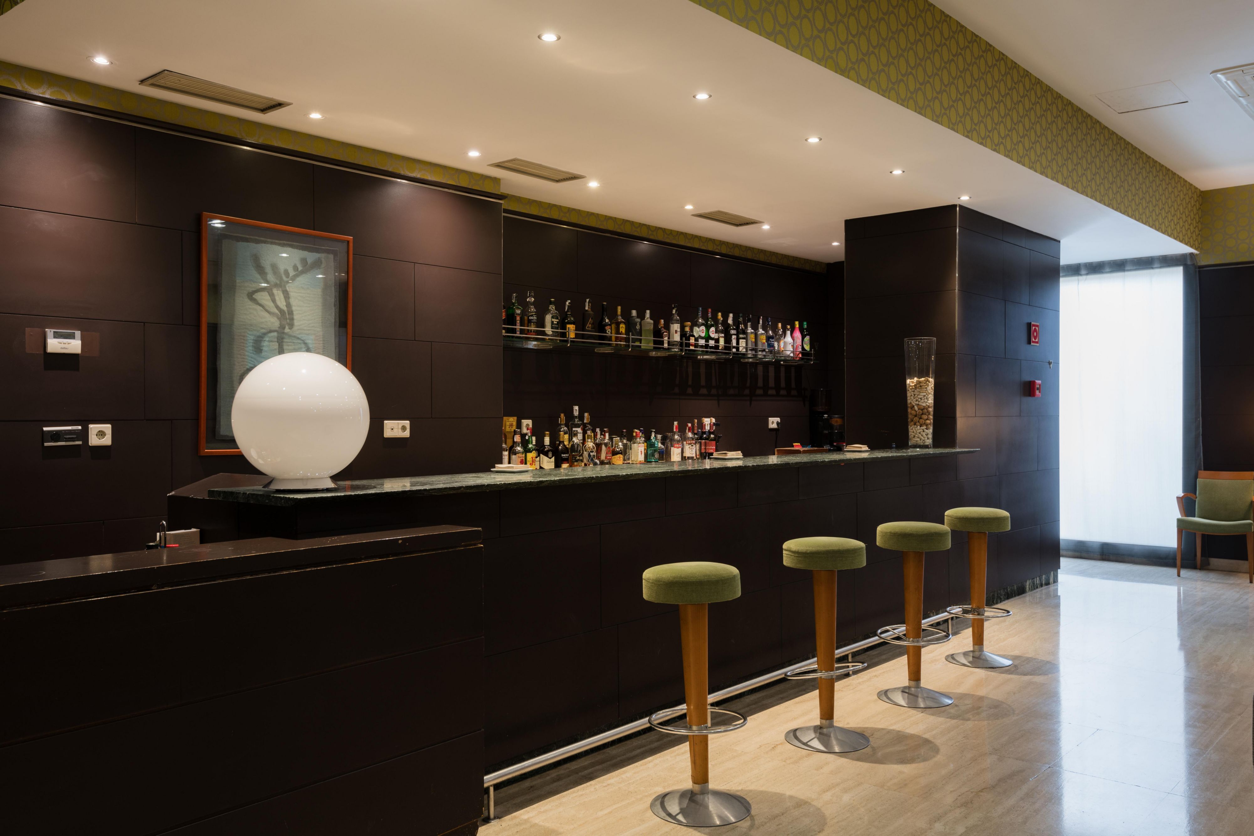 Después de un día ajetreado, relájese en el bar del Hotel Ciudad de Valladolid. Disfrute de un ambiente acogedor con una selección de cócteles exclusivos y bebidas refrescantes. Perfecto para relajarse, socializar y disfrutar de impresionantes vistas. ¡Tu oasis de tranquilidad en el corazón de la ciudad!