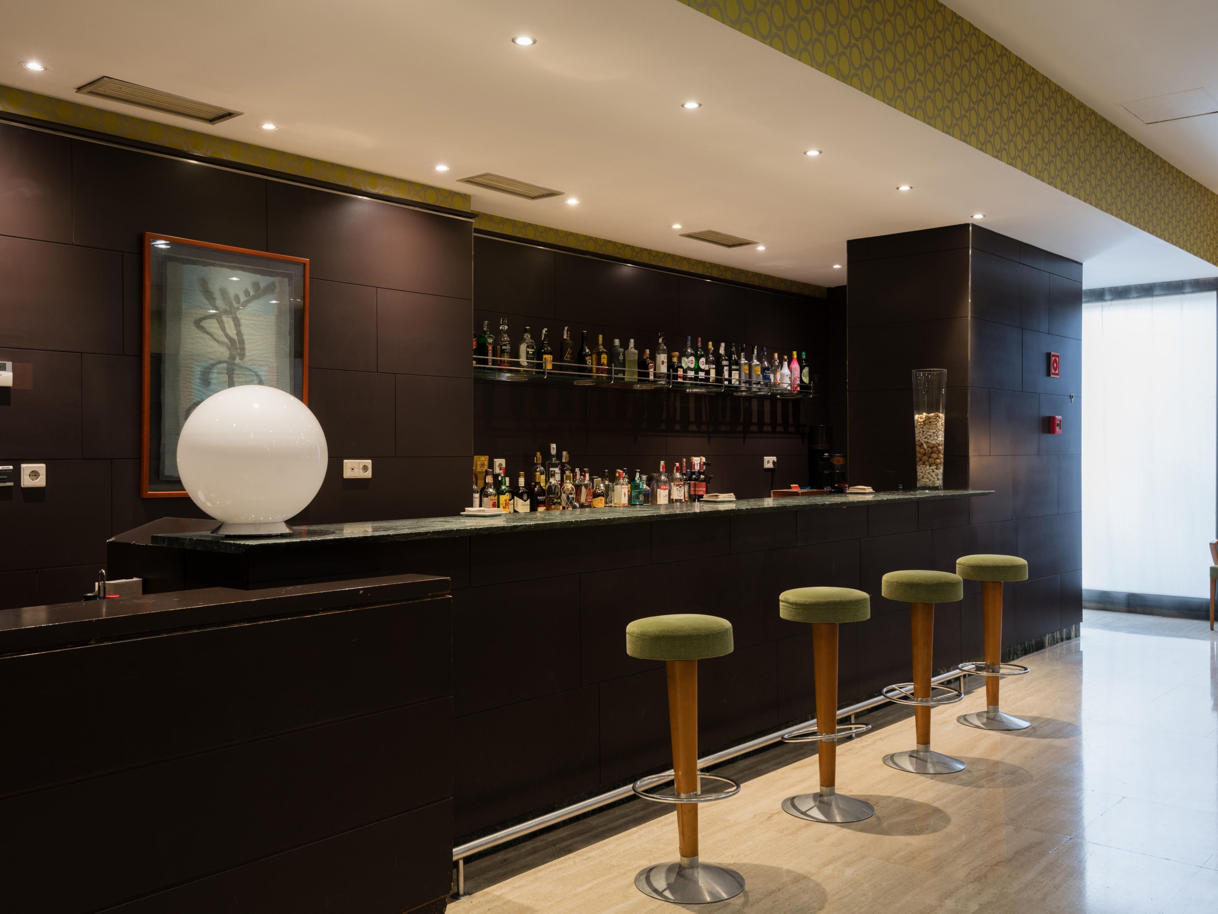 After a busy day, unwind at the bar of Hotel Ciudad de Valladolid. Enjoy a cozy atmosphere with a selection of exclusive cocktails and refreshing drinks. Perfect for relaxing, socializing, and taking in stunning views. Your oasis of tranquility in the heart of the city!