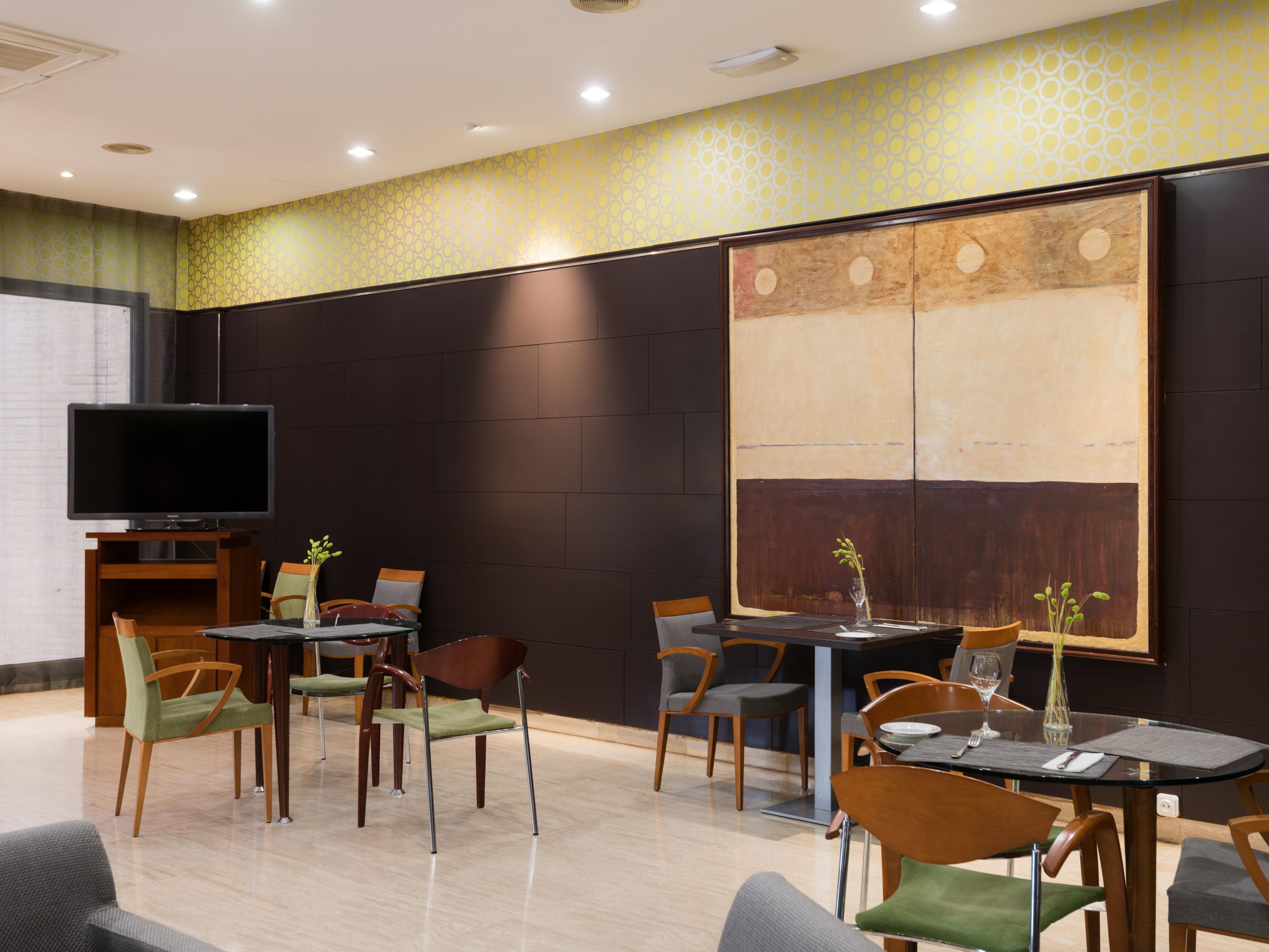 One of the highlights of our modern restaurant is its large bay windows overlooking the garden. Here you can enjoy a buffet breakfast with cold cuts, cheeses, fruit, yogurt, bread, pastries, and much more.