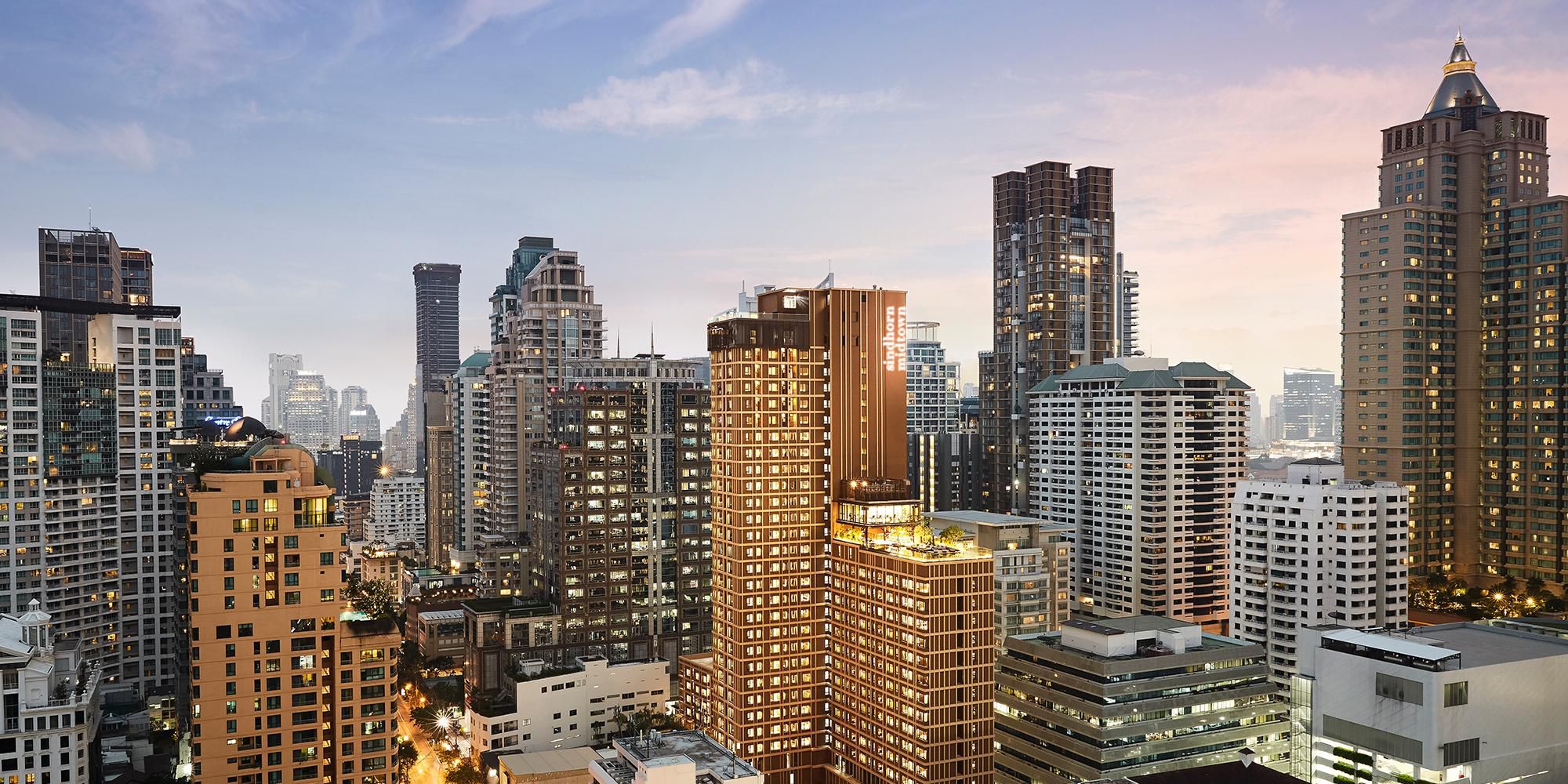 Sindhorn Midtown rests in the neighborhood of Langsuan, giving you easy access to both Sukhumvit and Silom. A five-minute walk takes you to Chit Lom and Ratchadamri BTS SkyTrain Stations. 