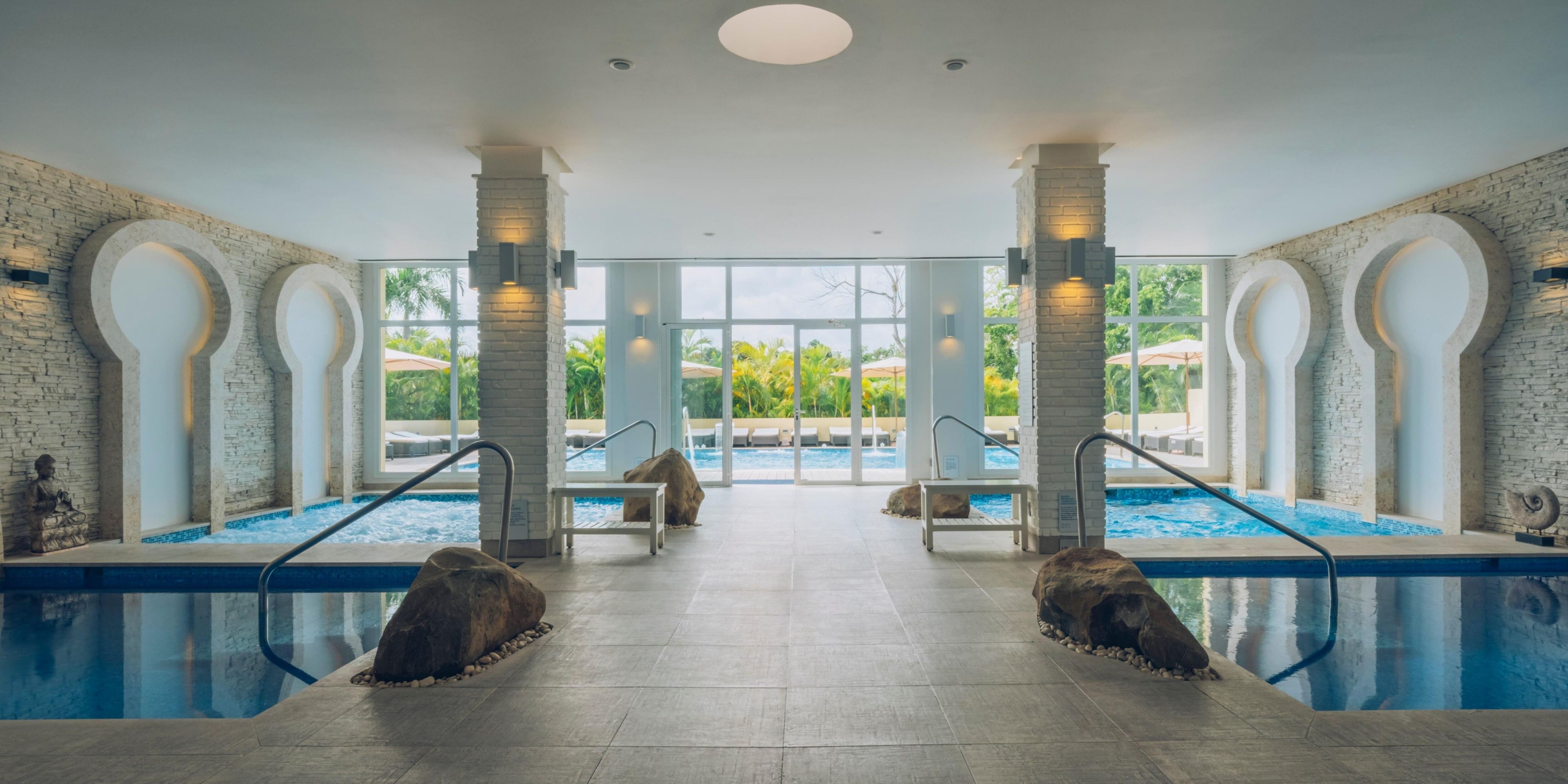 Embarque numa experiência suprema de bem-estar no nosso resort, que conta com o Spa Sensations, um paraíso onde passar momentos de absoluta tranquilidade. A excepcional área de banho é um lugar para rejuvenescer e relaxar na piscina de hidroterapia, e você pode escolher uma das numerosas opções de tratamento do spa.